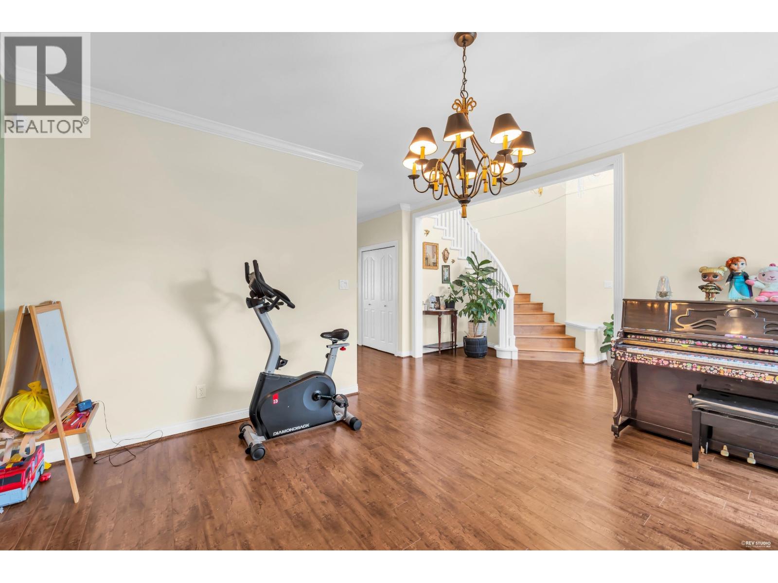 6231 Dunsmuir Crescent Property Photo 7