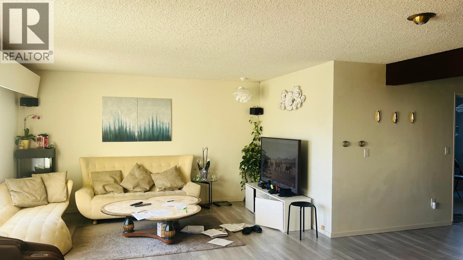 753 E 55th Avenue Property Photo 3