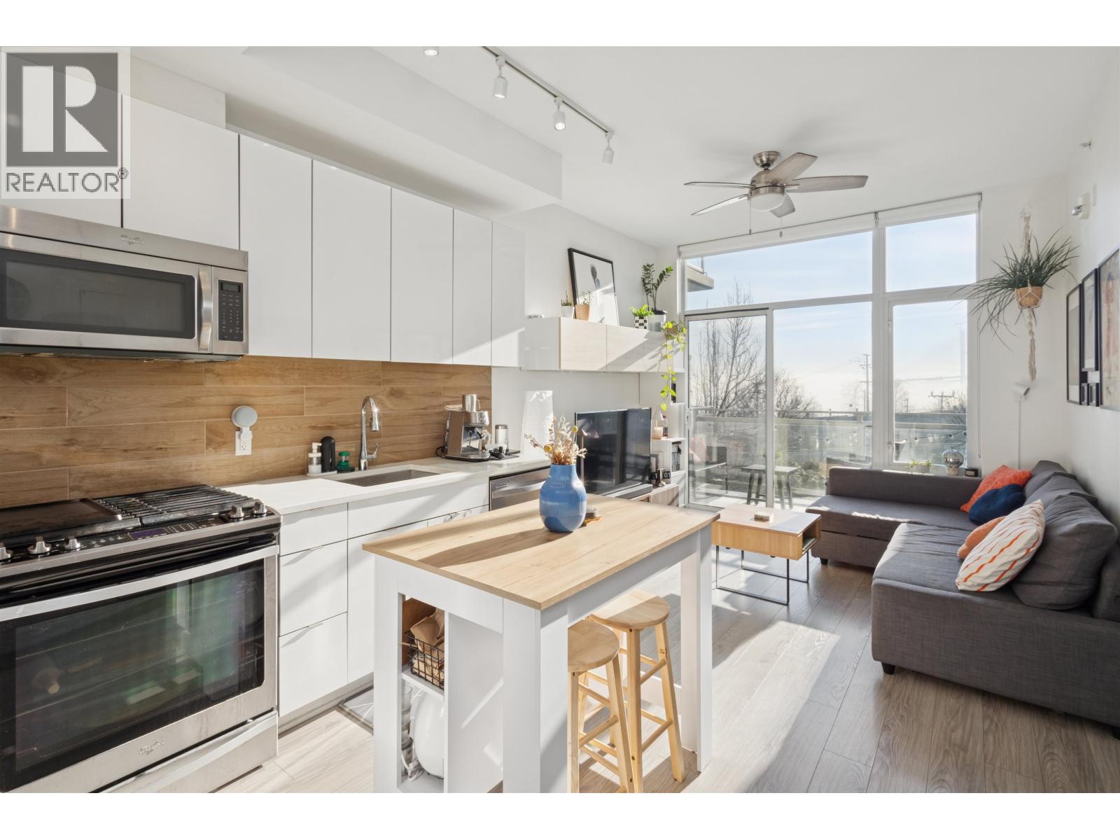 208 200 Nelson's Crescent Property Photo 1