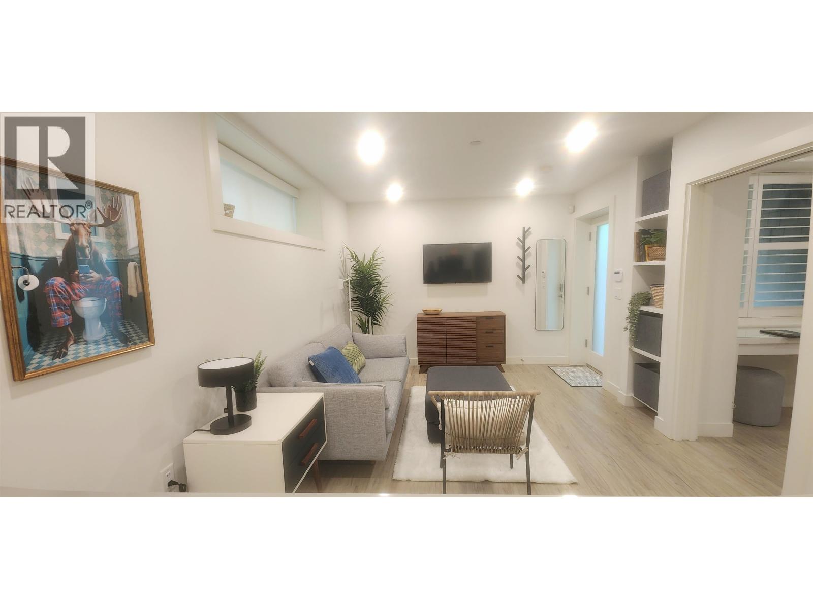 163 W 20th Street Property Photo 2