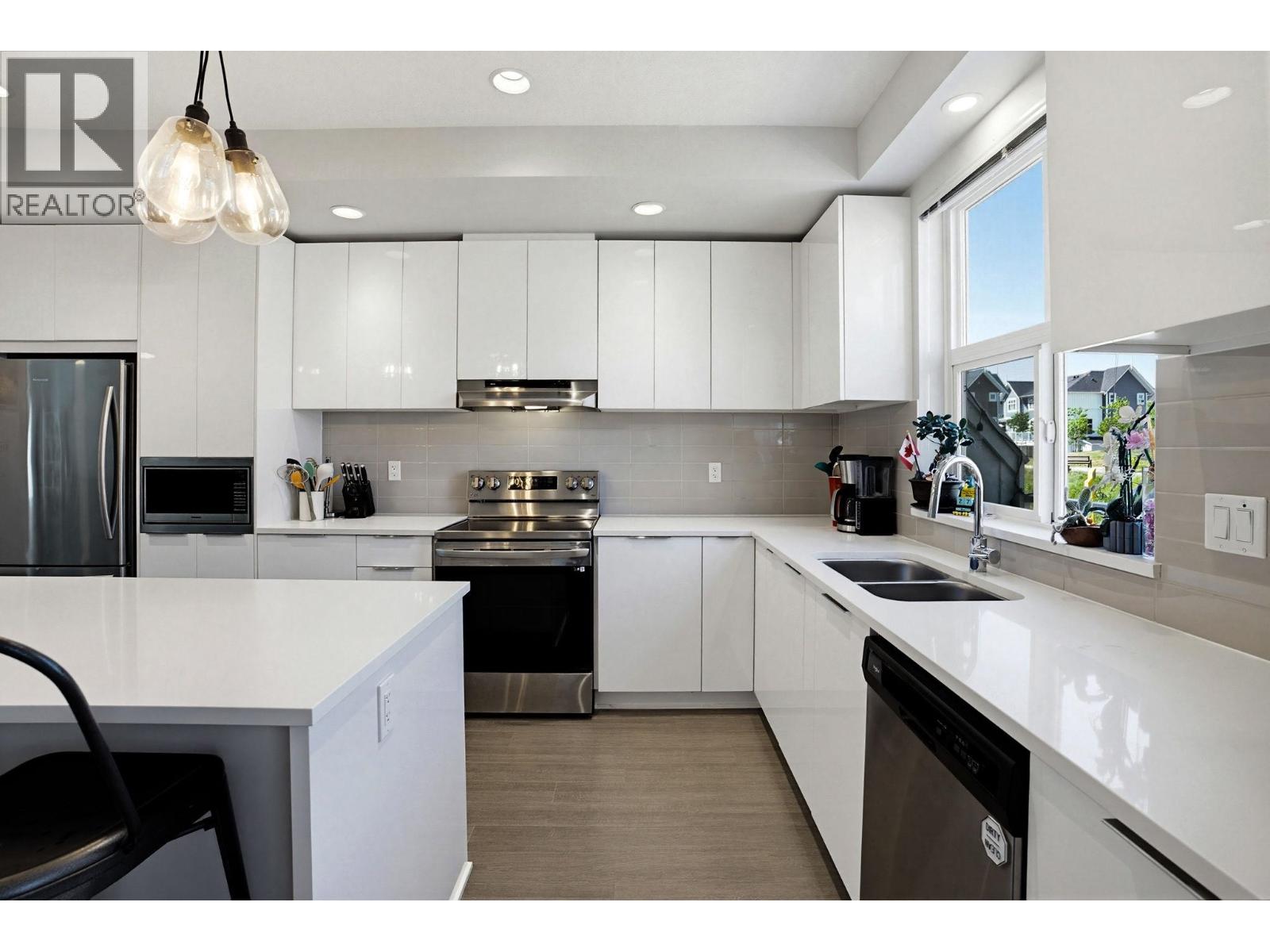 2104 11295 Pazarena Place Property Photo 10