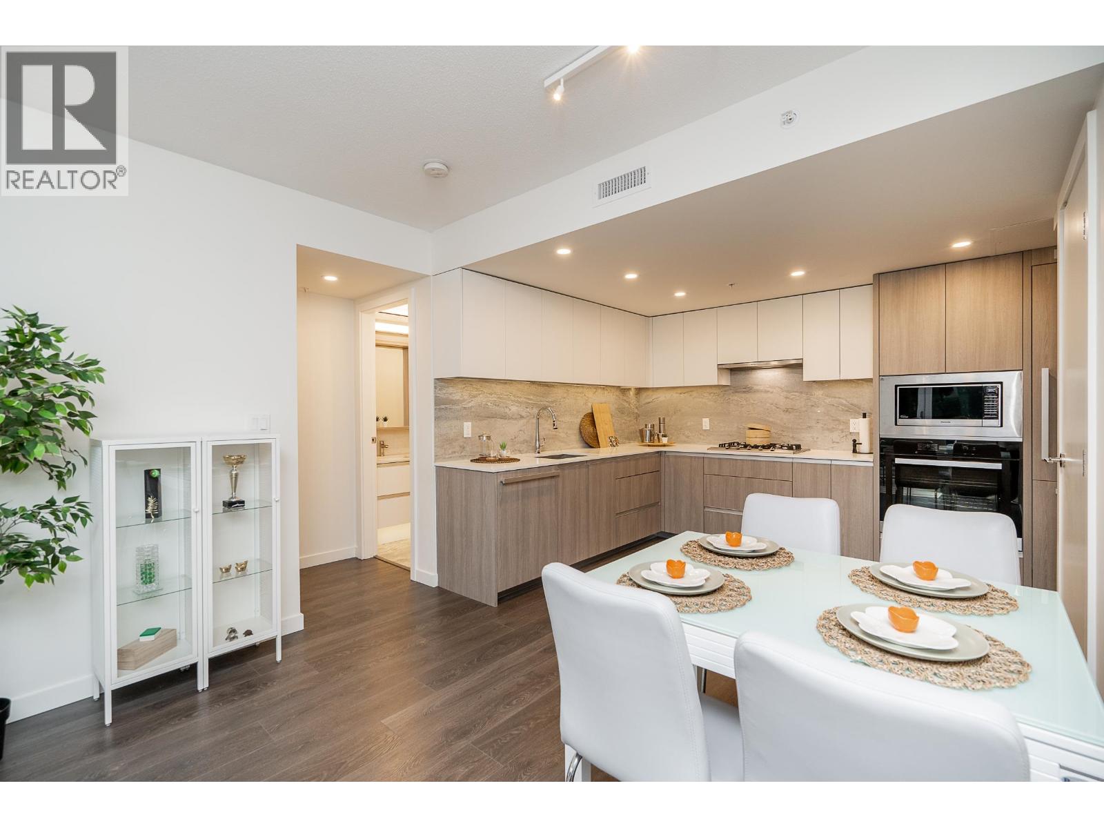 403 6633 Buswell Street Property Photo 14