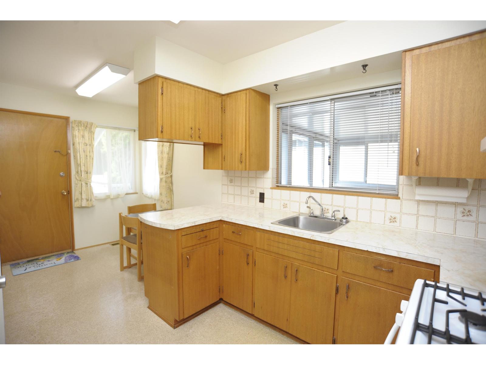 12754 15 Avenue Property Photo 10
