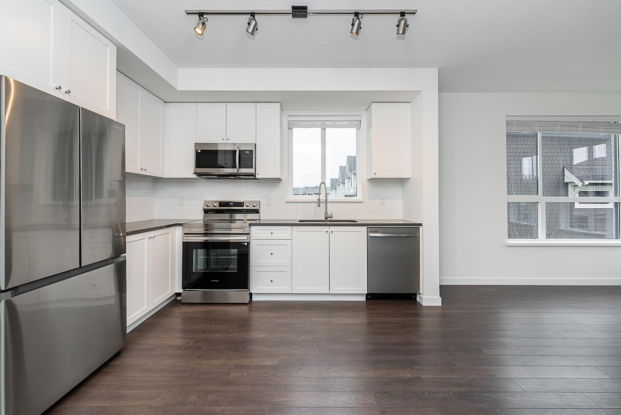 214 15738 85 Avenue Photo de la propriété 1