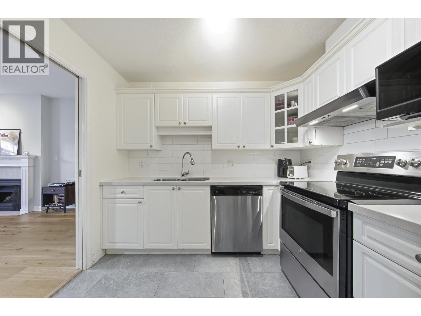 105 5735 Hampton Place Property Photo 2