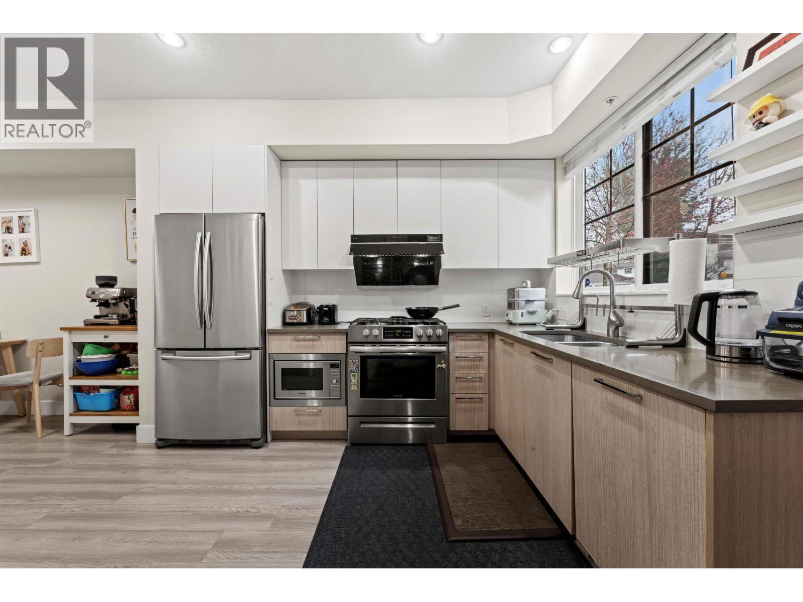 7 5132 Canada Way Property Photo 1