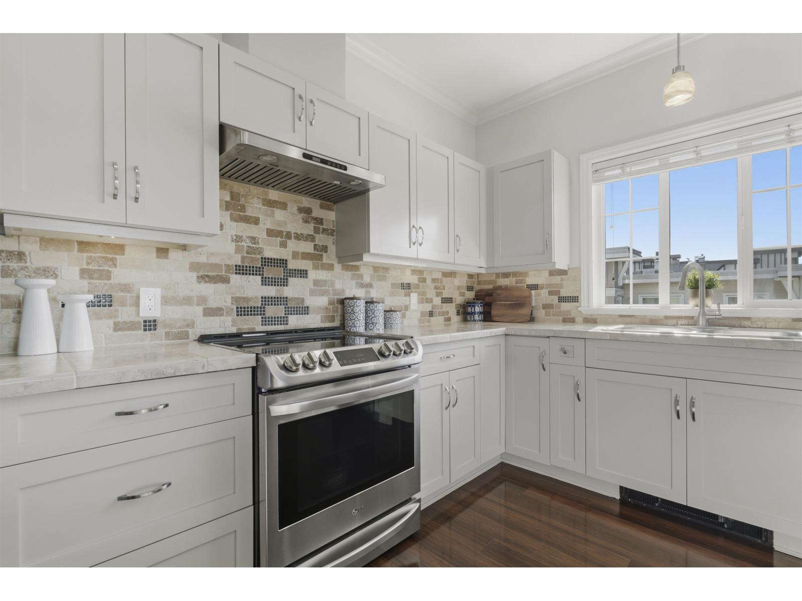 401 20281 53a Avenue Property Photo 11