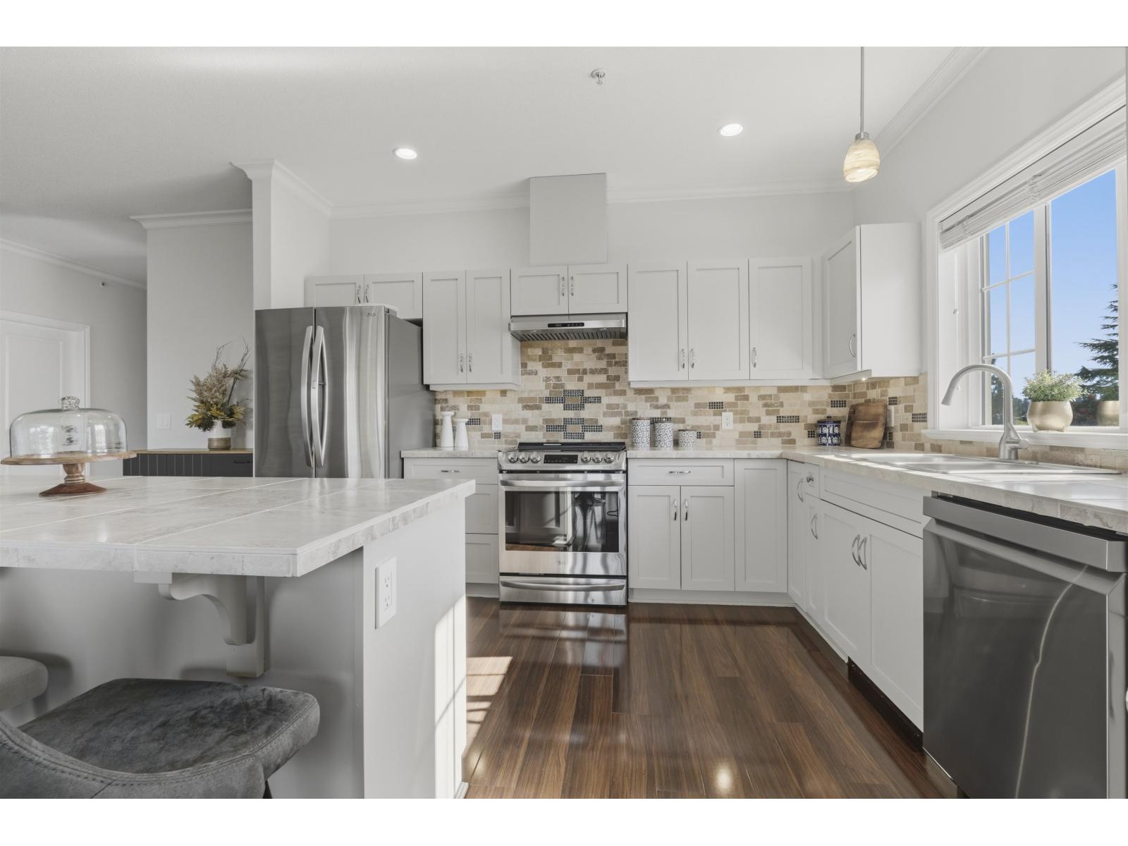 401 20281 53a Avenue Property Photo 12