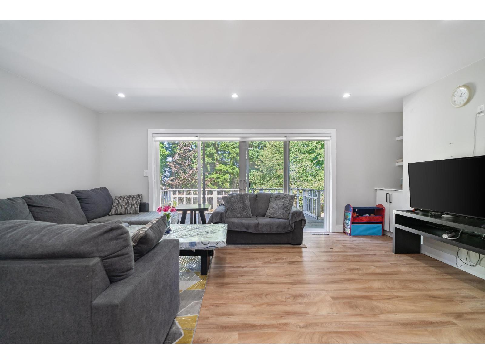 16235 28 Avenue Property Photo 5