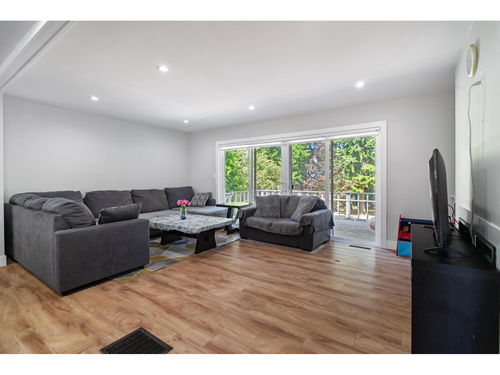 16235 28 Avenue Property Photo 6