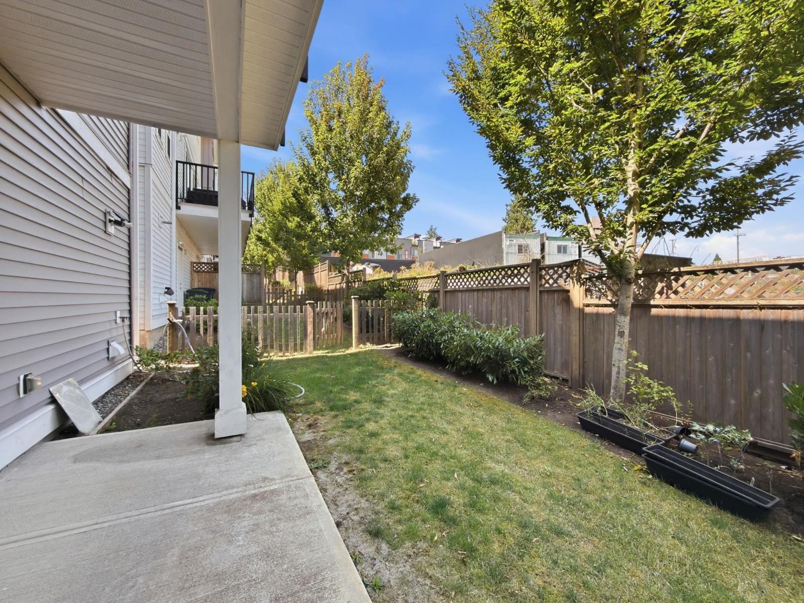 4 8033 166b Street Property Photo 2