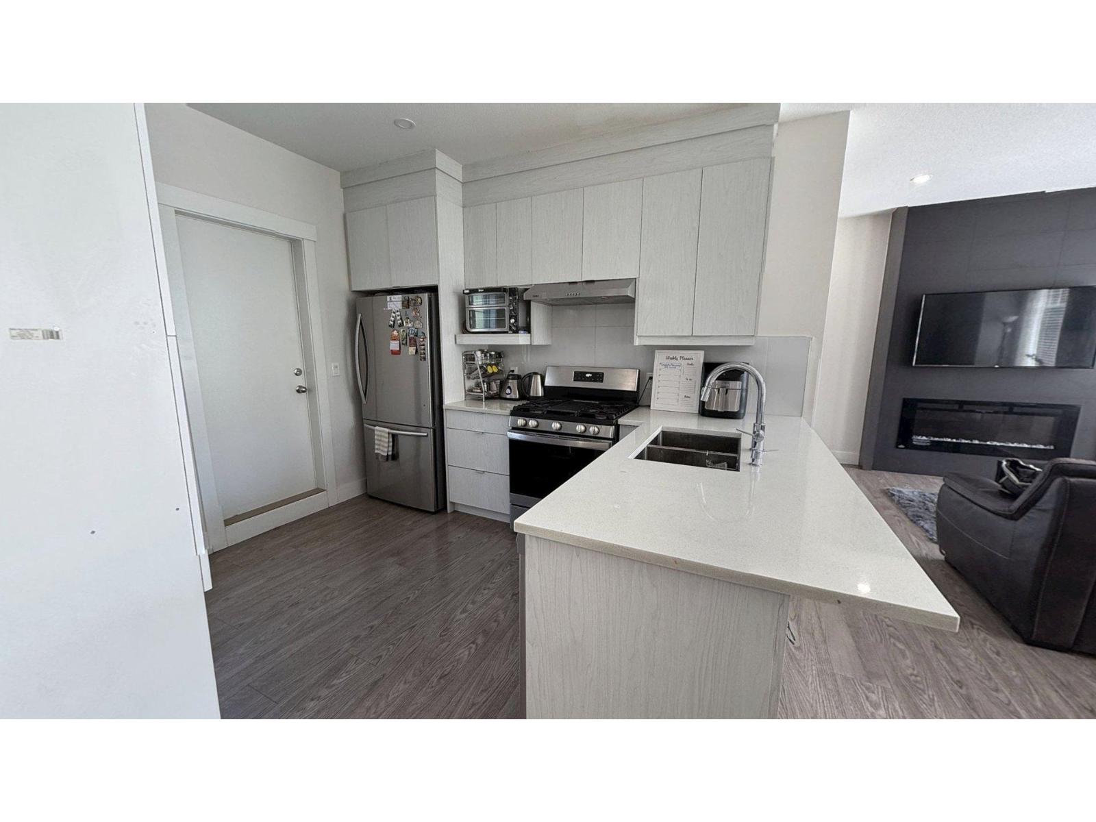 4 8033 166b Street Property Photo 3