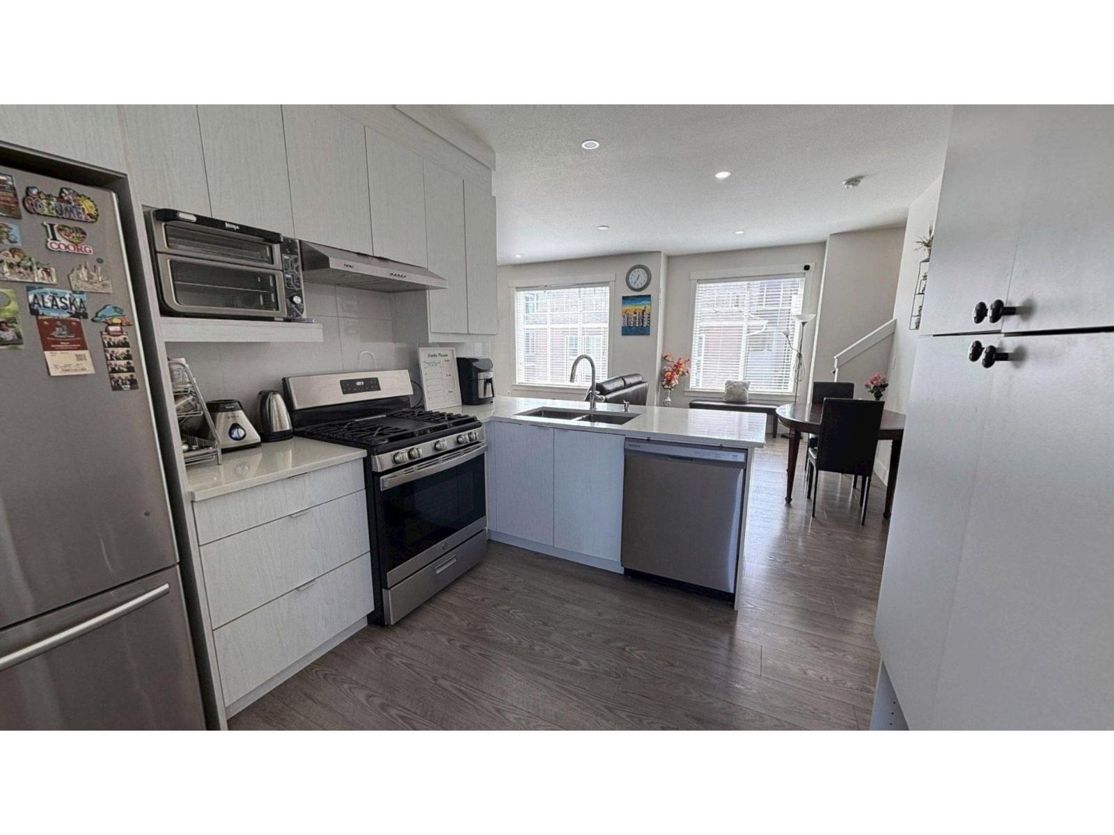 4 8033 166b Street Property Photo 4