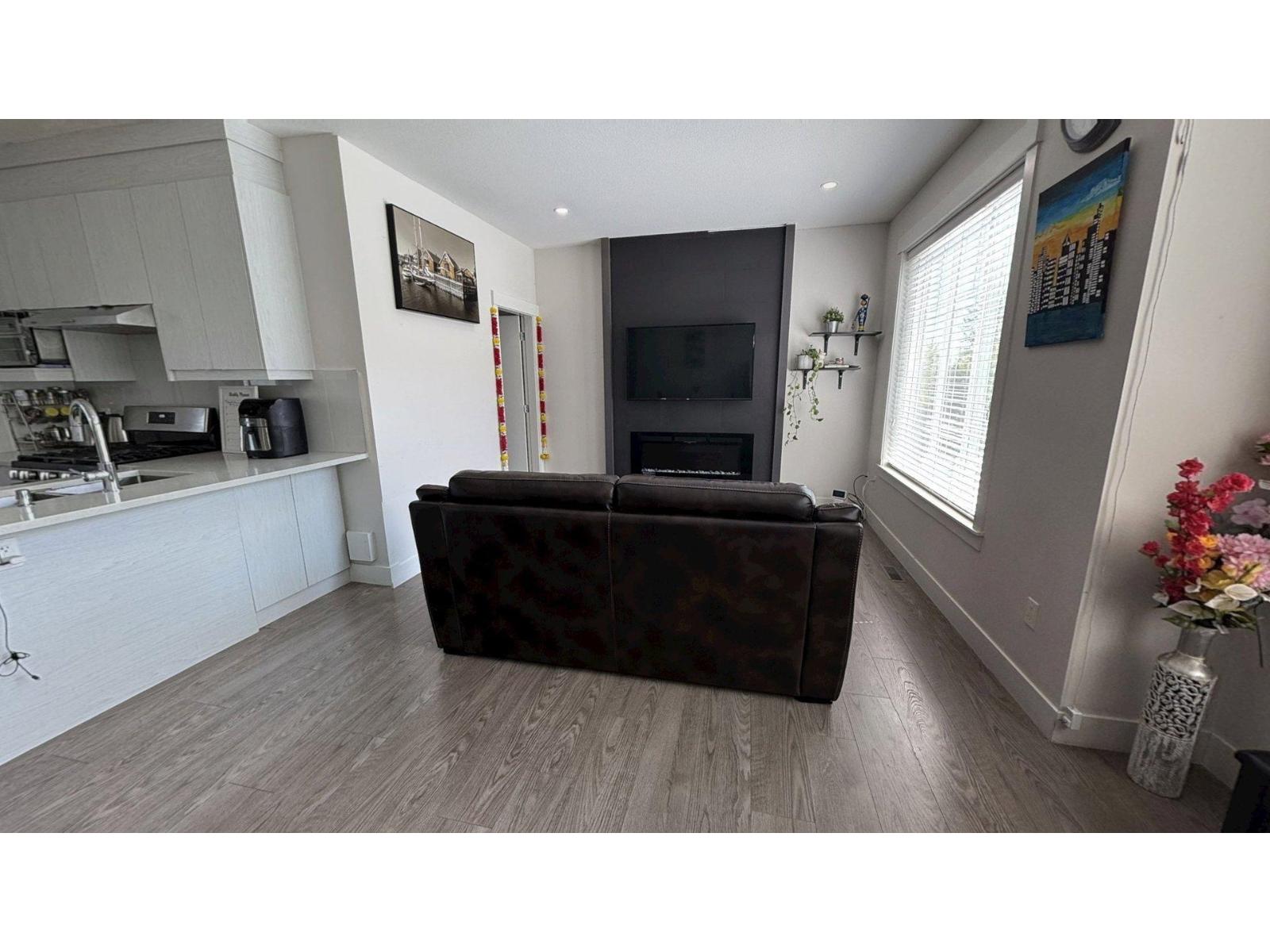 4 8033 166b Street Property Photo 5