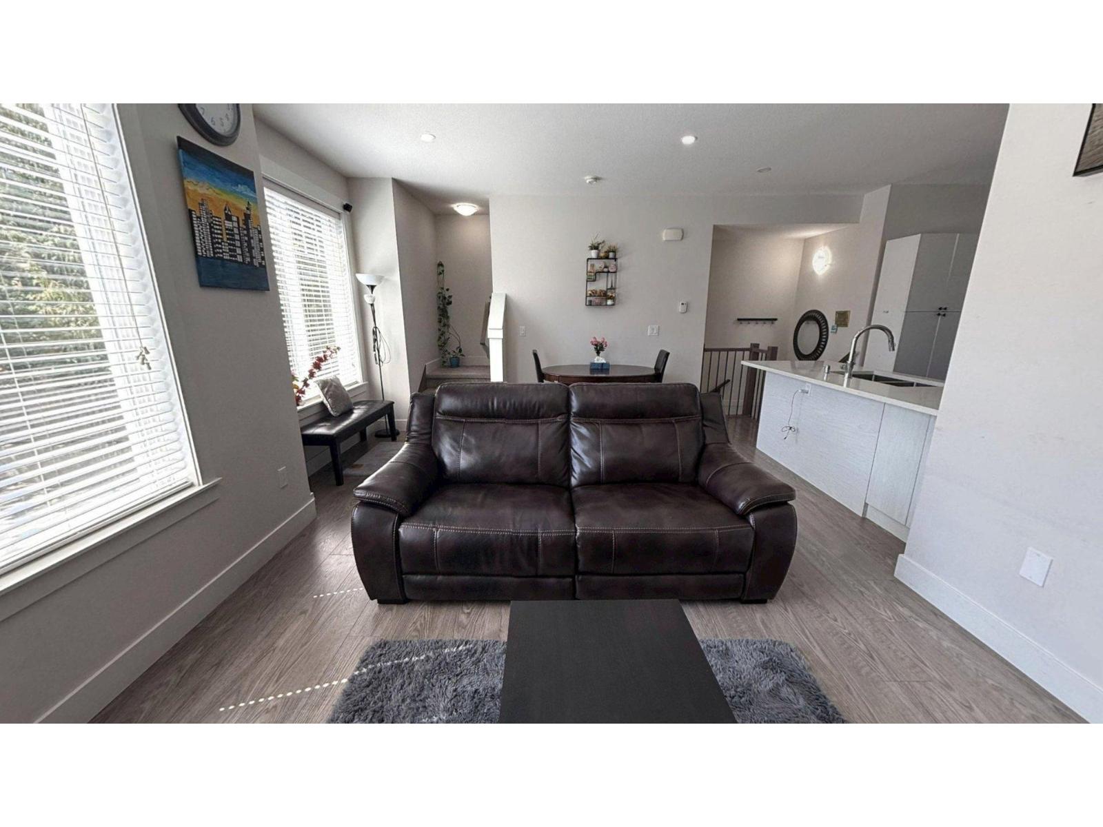 4 8033 166b Street Property Photo 6
