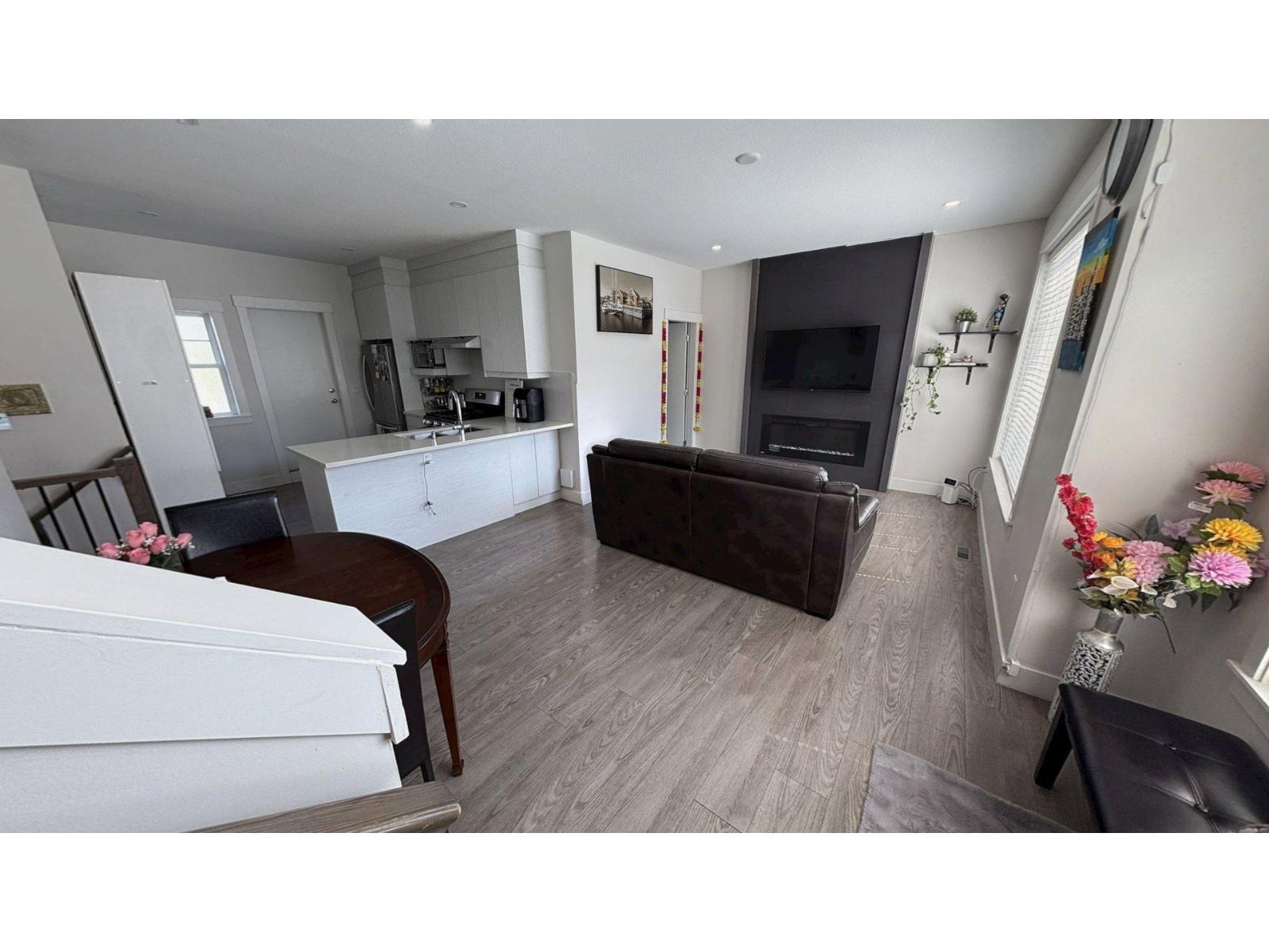 4 8033 166b Street Property Photo 15