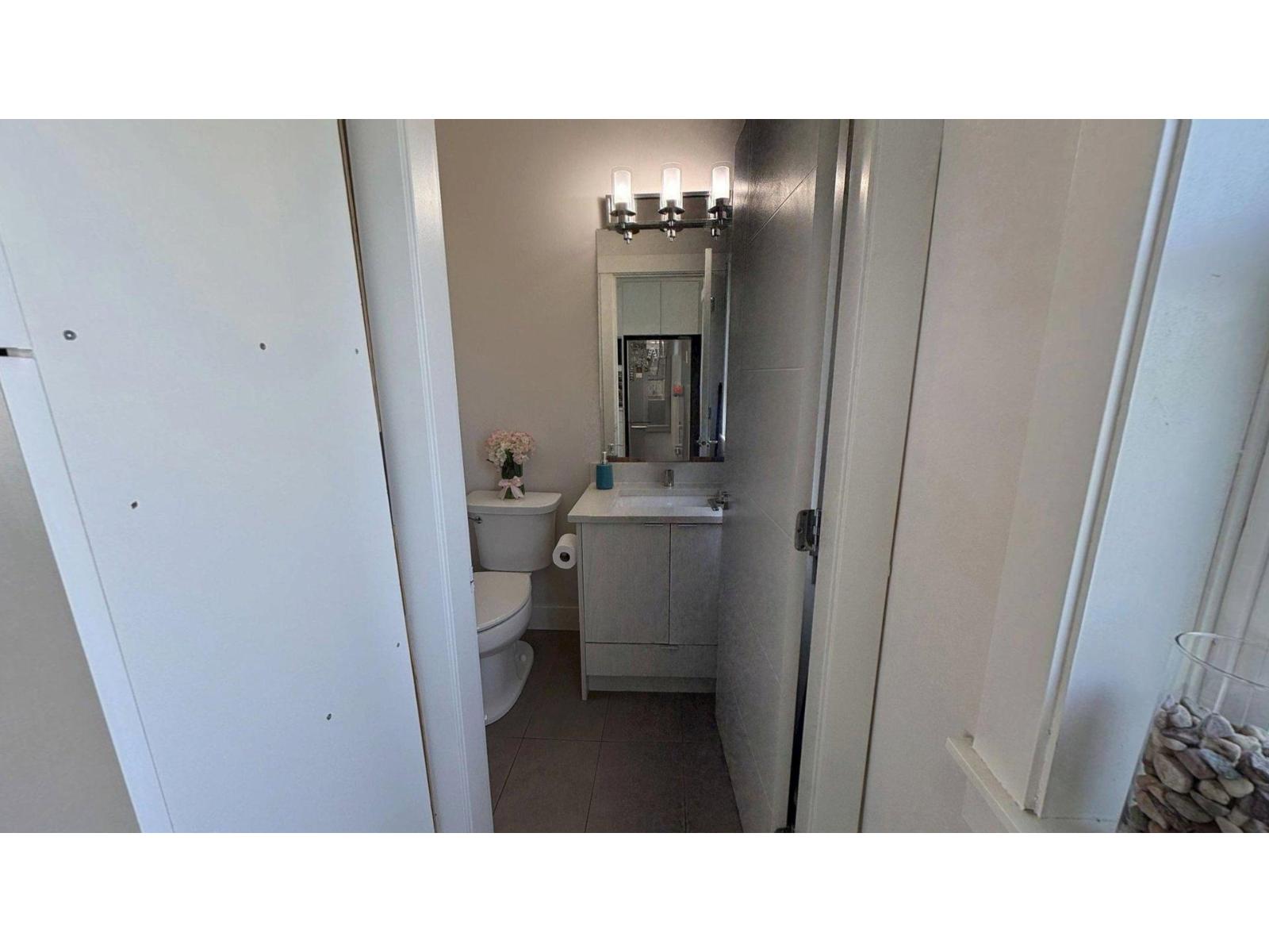 4 8033 166b Street Property Photo 16