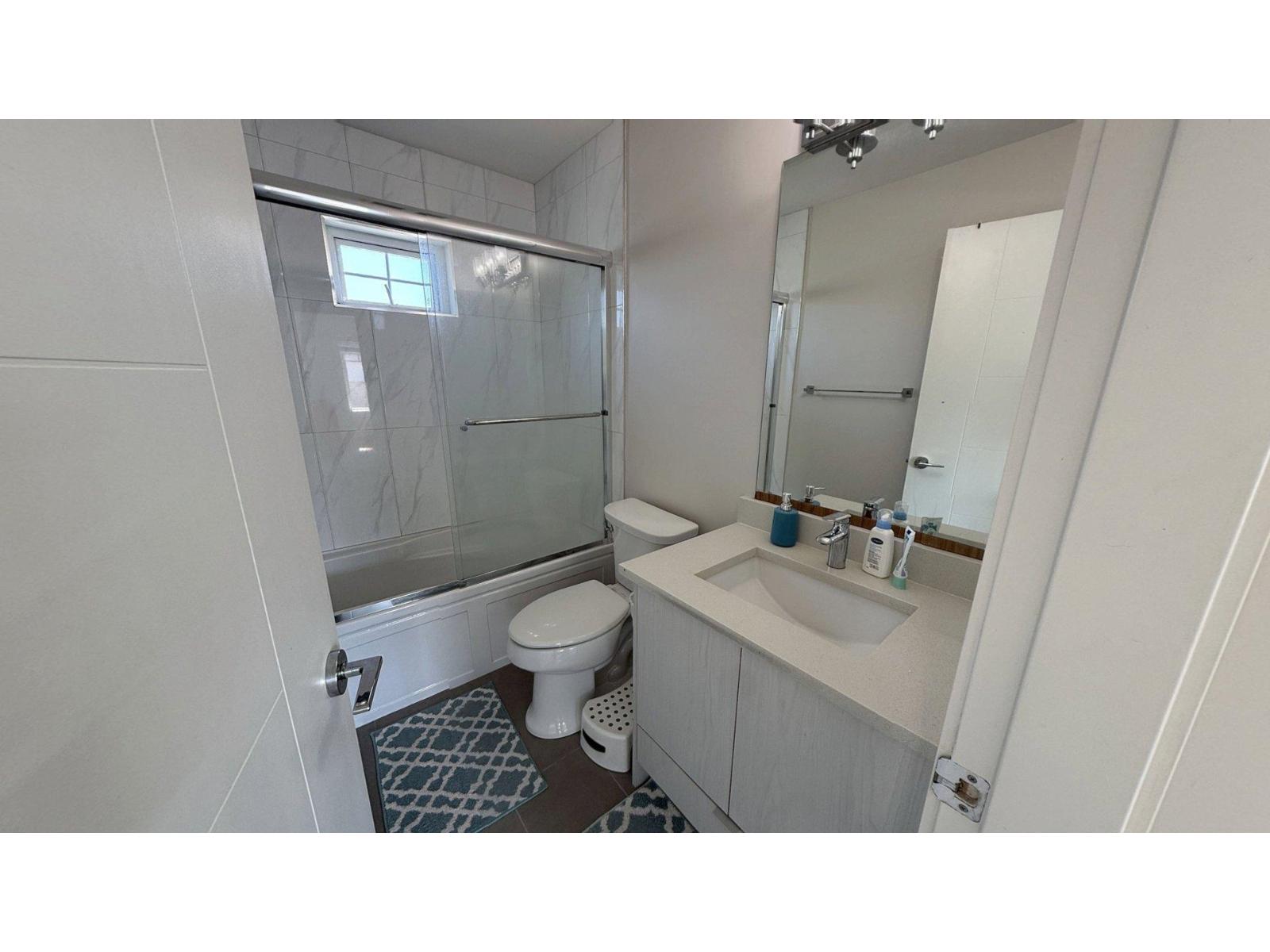 4 8033 166b Street Property Photo 17