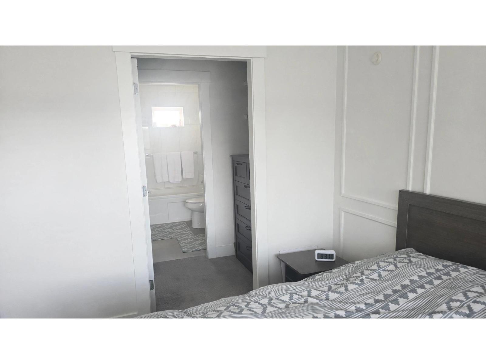 4 8033 166b Street Property Photo 21