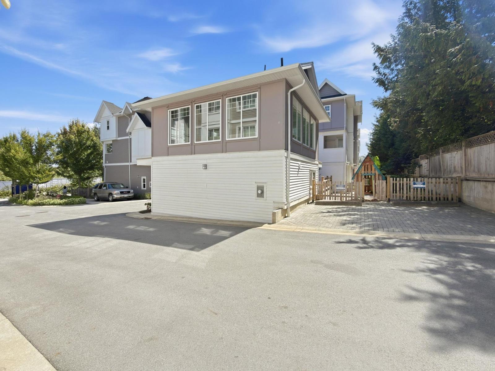 4 8033 166b Street Property Photo 25