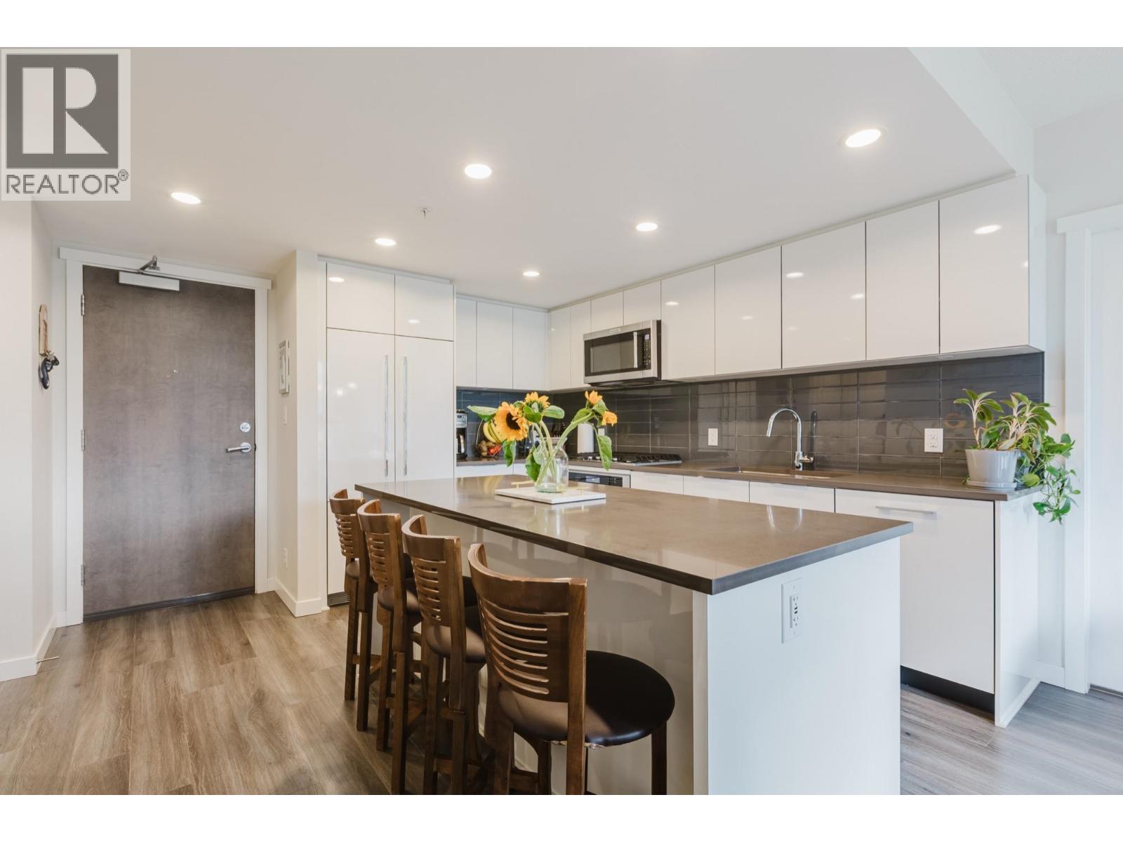1305 3096 Windsor Gate Property Photo 8
