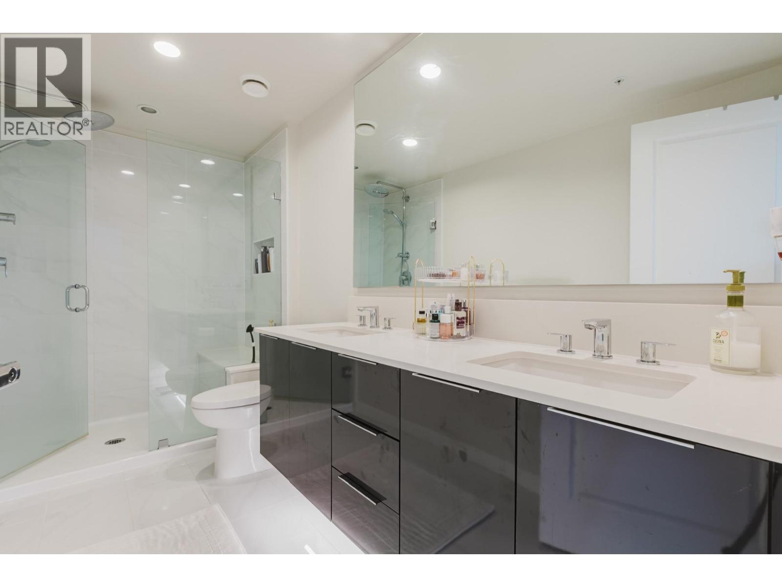 1305 3096 Windsor Gate Property Photo 12