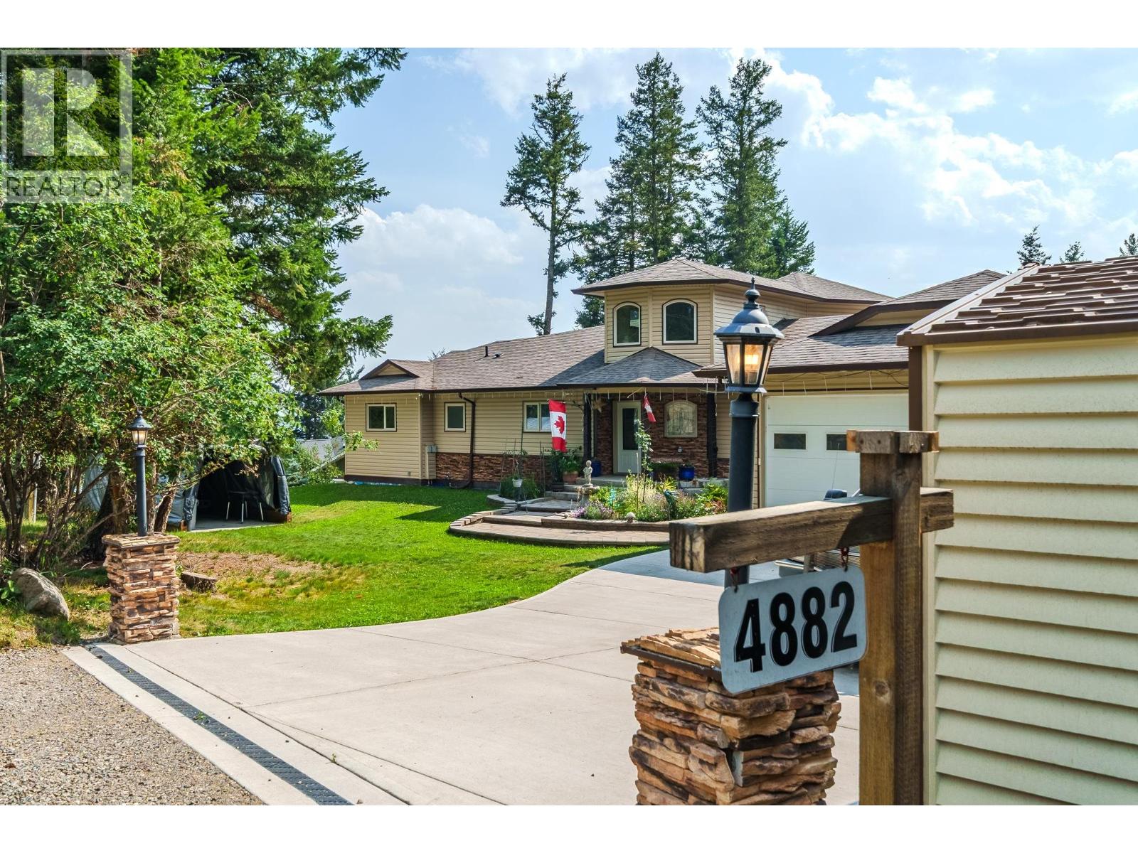 4882 Gloinnzun Crescent Property Photo 1