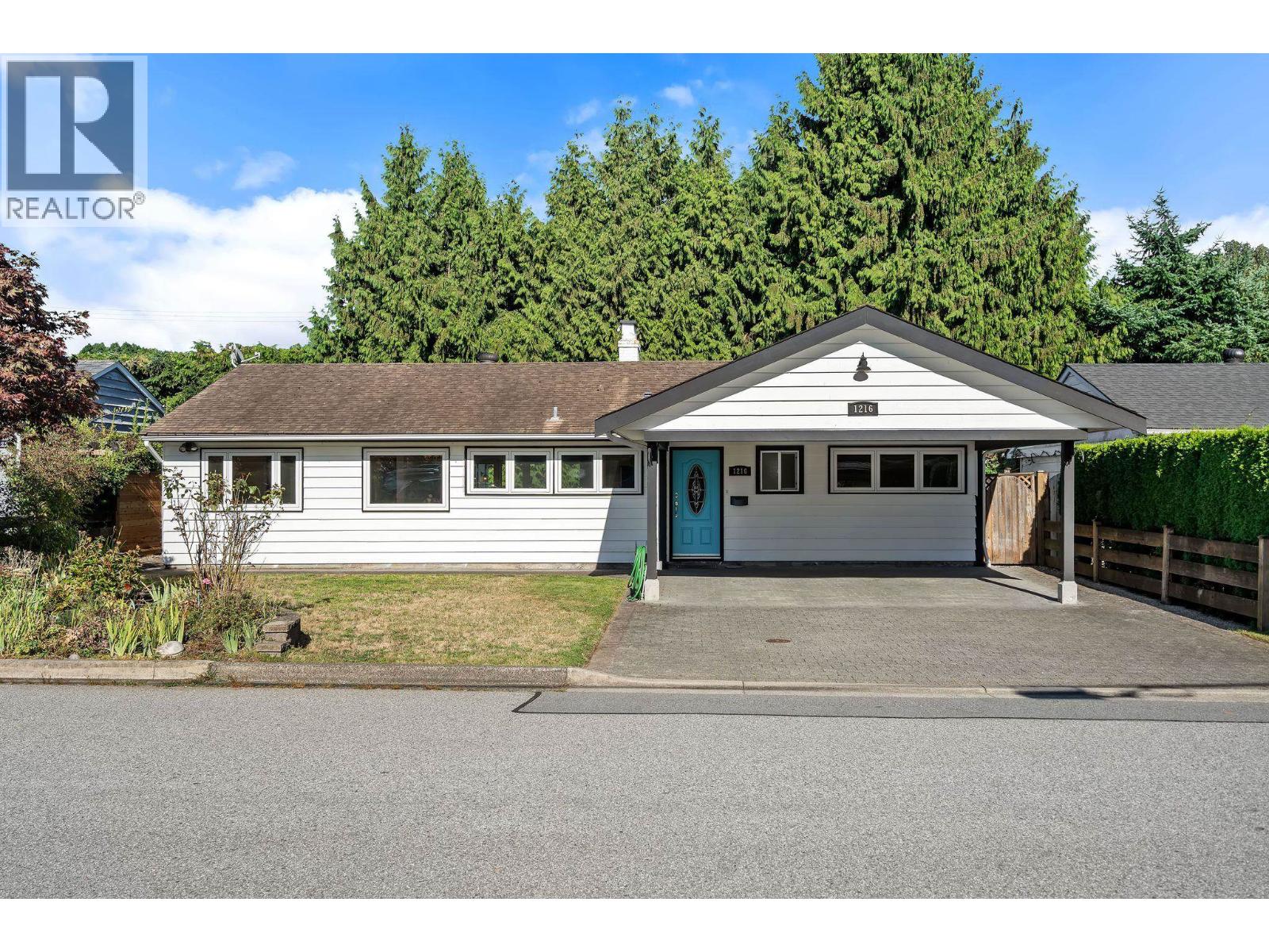 1216 PINEWOOD CRESCENT