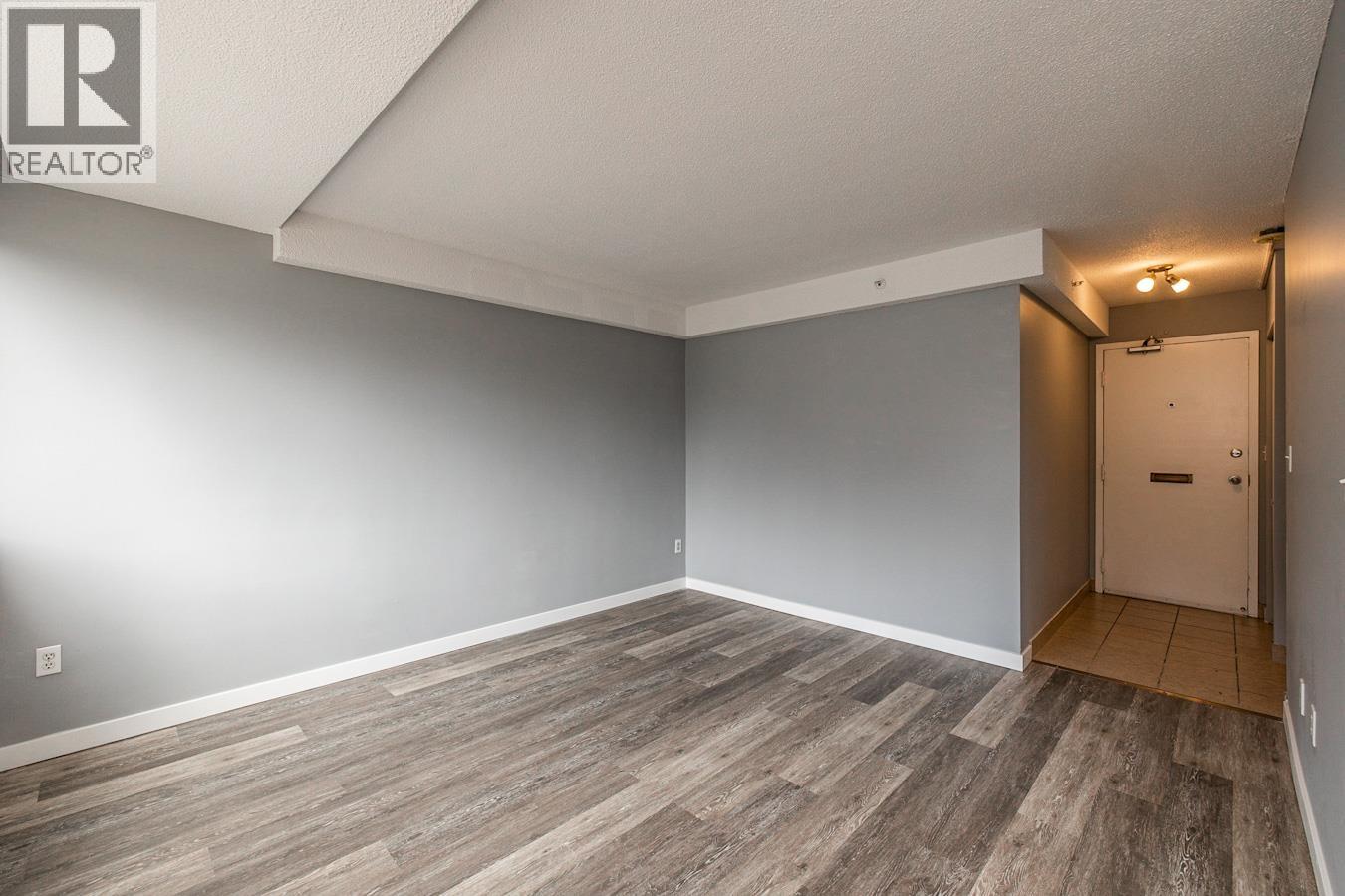 106 1501 Queensway Property Photo 3