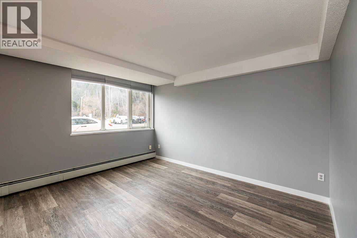 106 1501 Queensway Property Photo 5