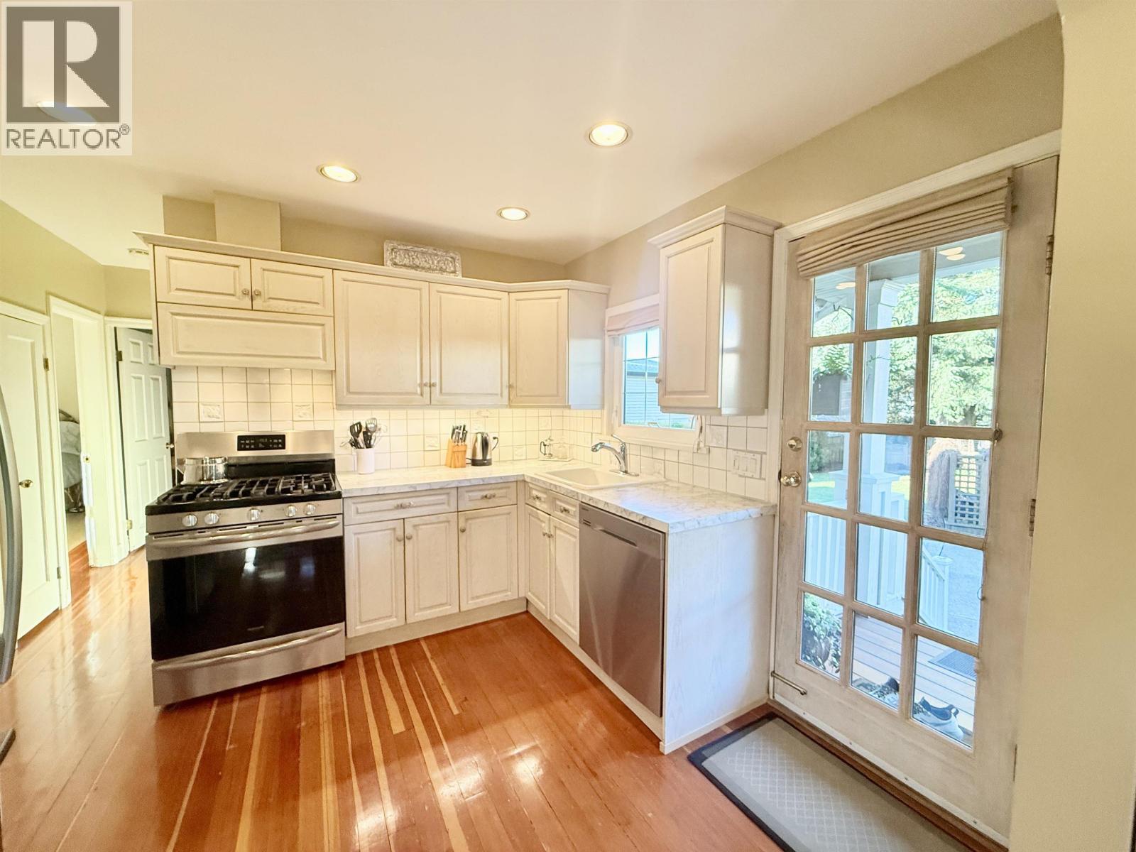 680 Thompson Avenue Property Photo 10