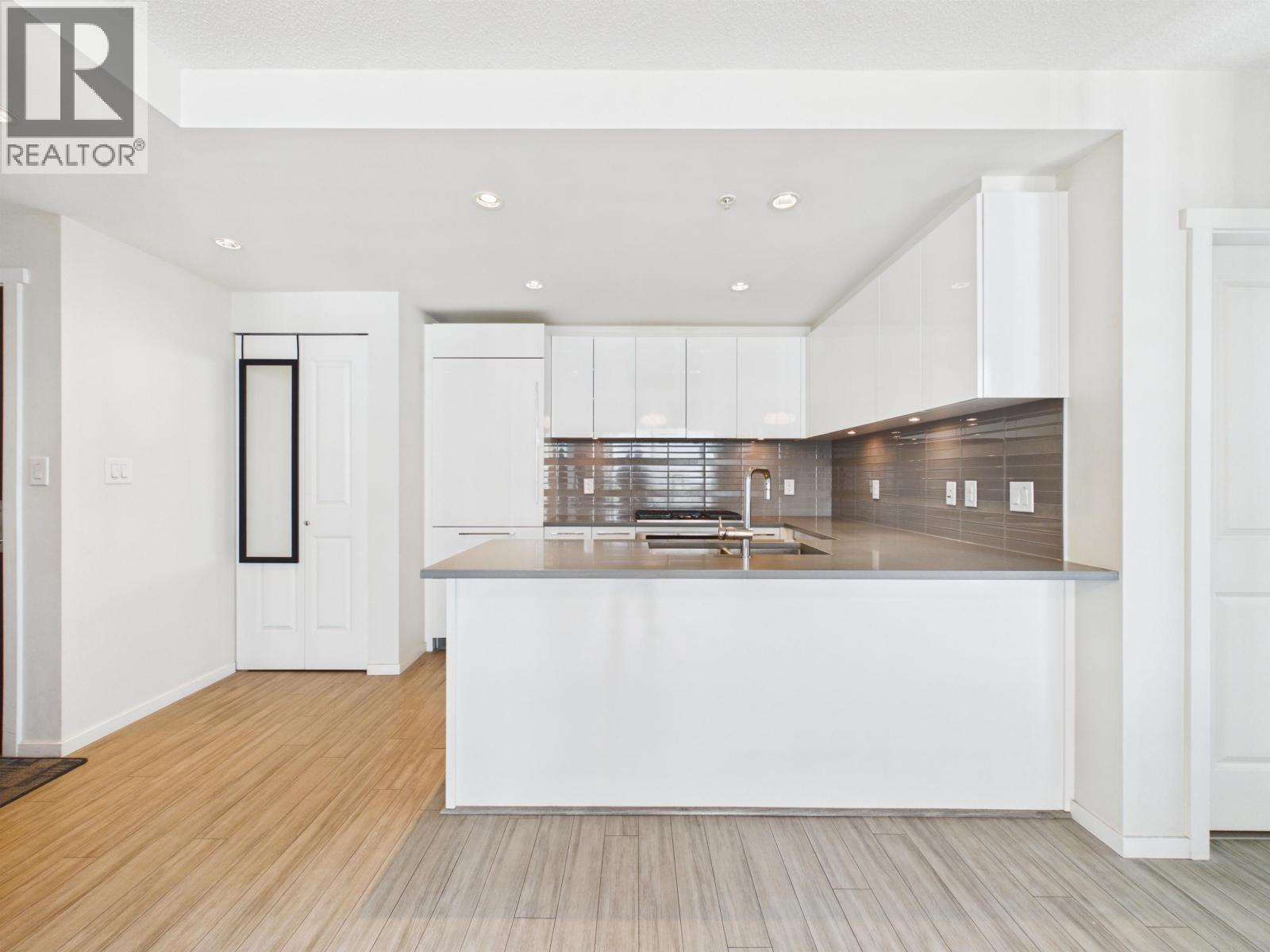3205 6658 Dow Avenue Property Photo 6
