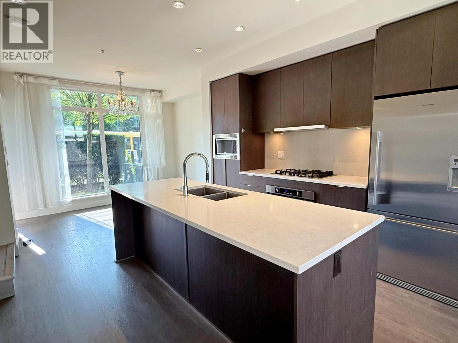 6180 Oak Street Property Photo 4