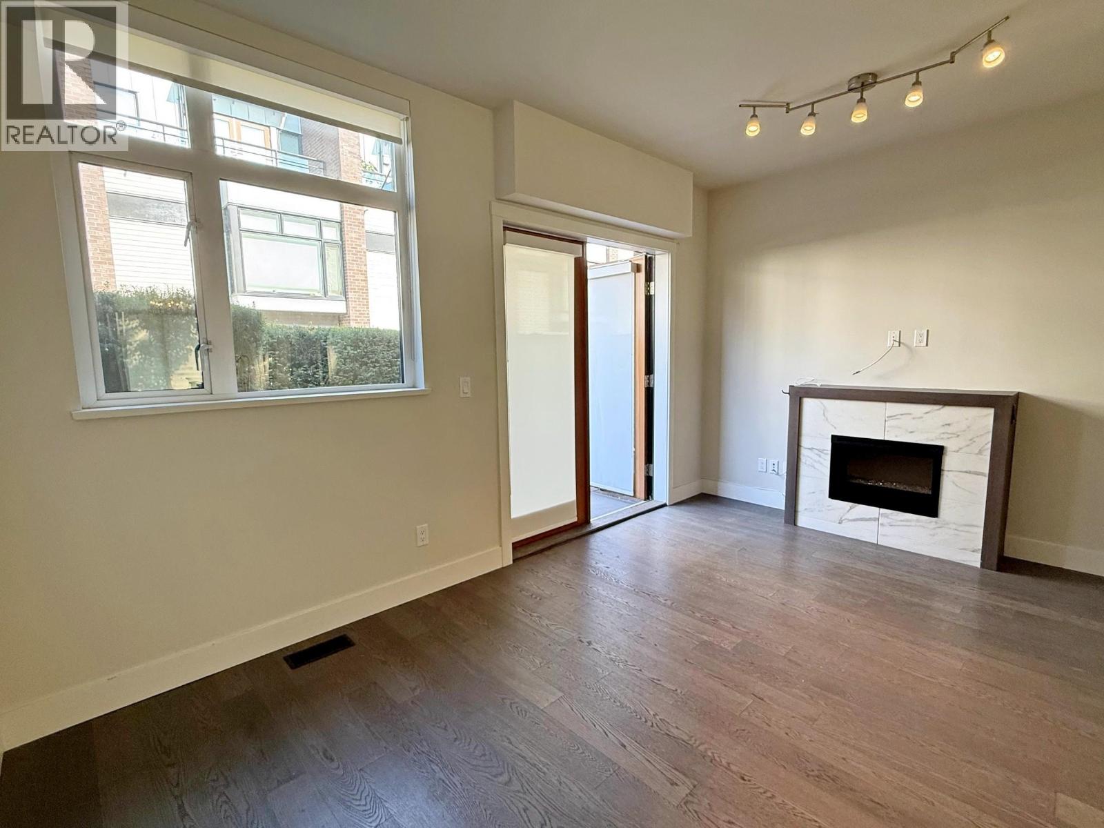 6180 Oak Street Property Photo 5