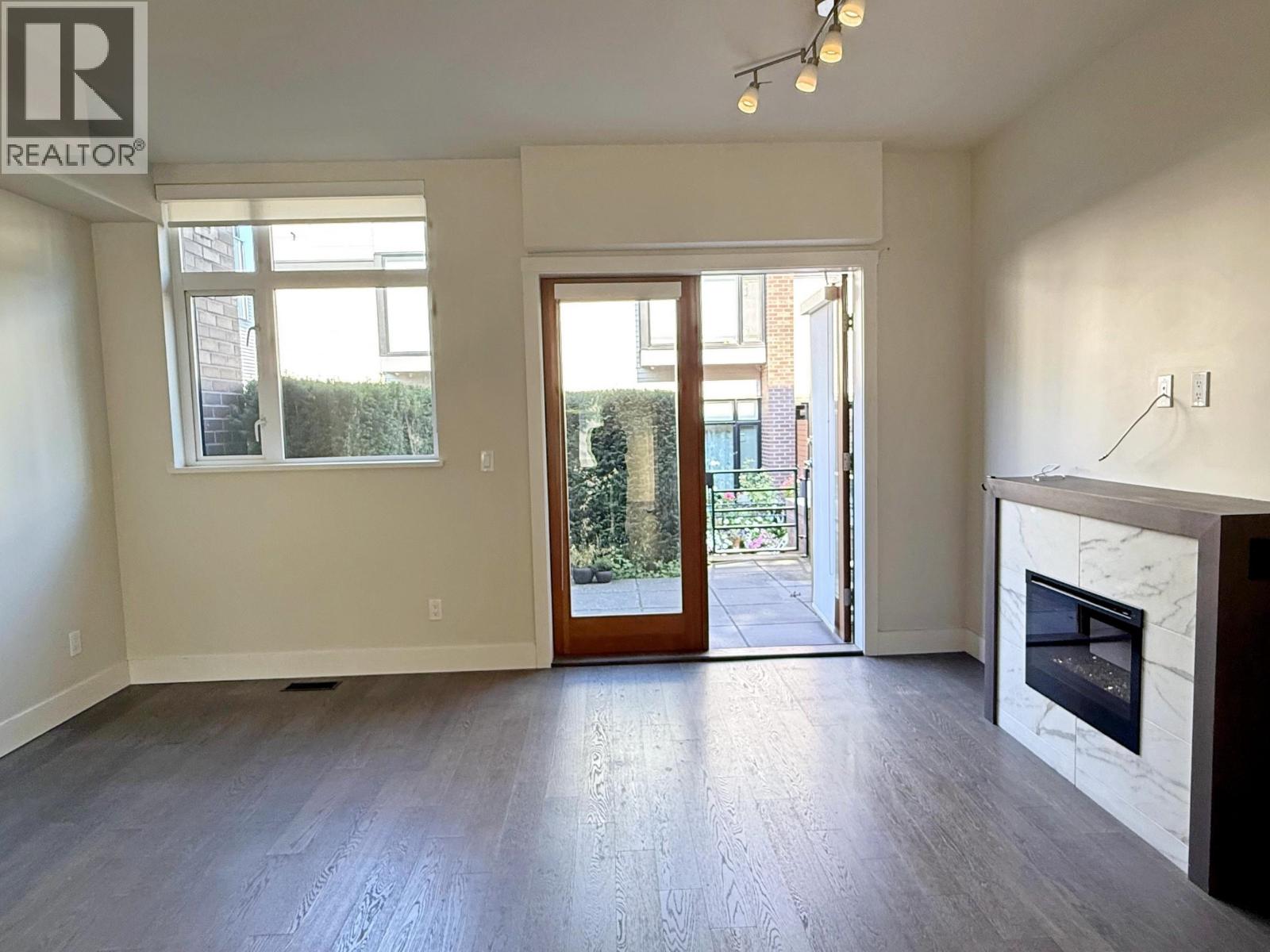 6180 Oak Street Property Photo 6