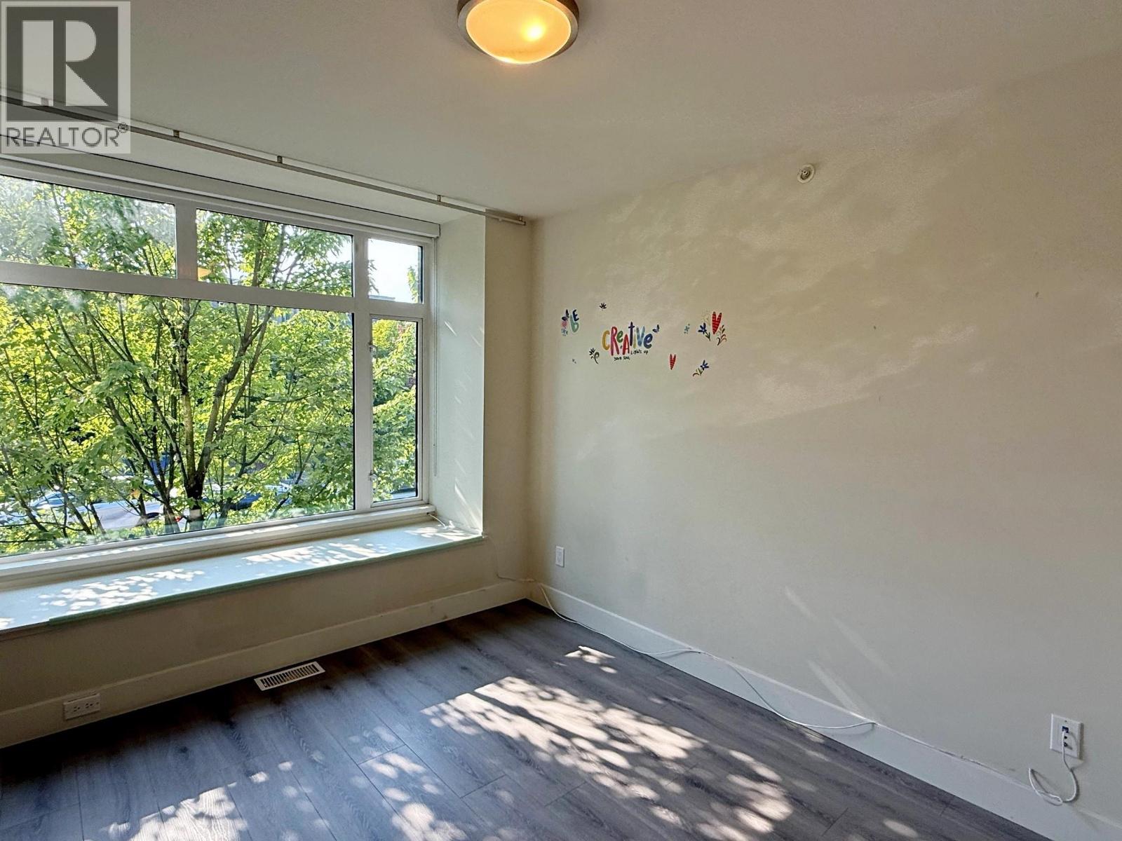 6180 Oak Street Property Photo 8