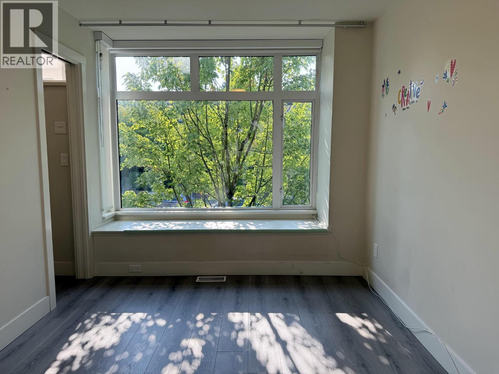 6180 Oak Street Property Photo 9