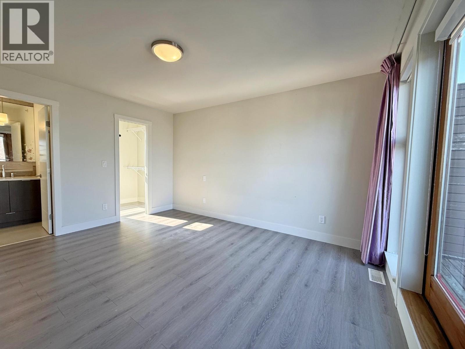 6180 Oak Street Property Photo 11
