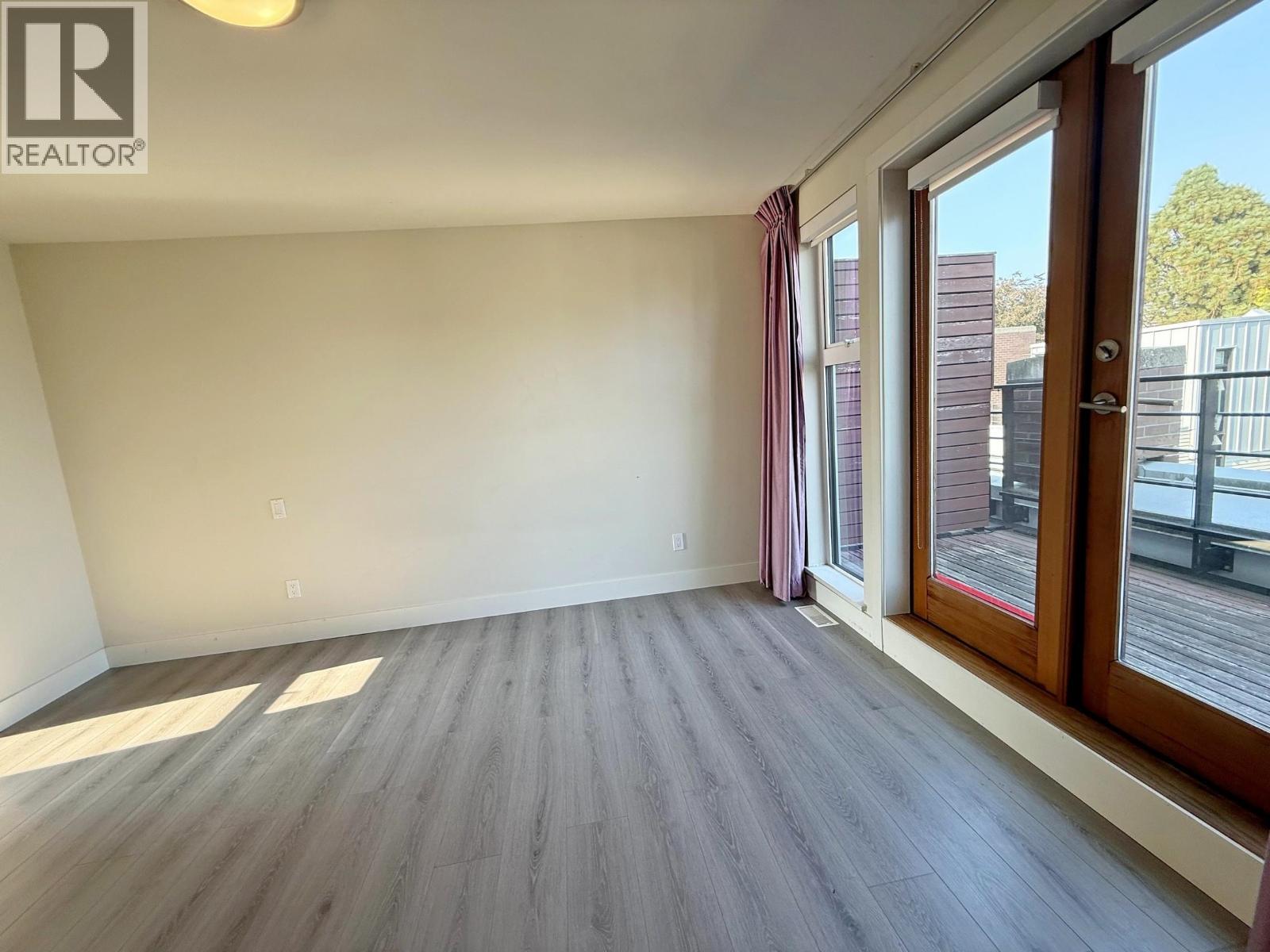 6180 Oak Street Property Photo 12
