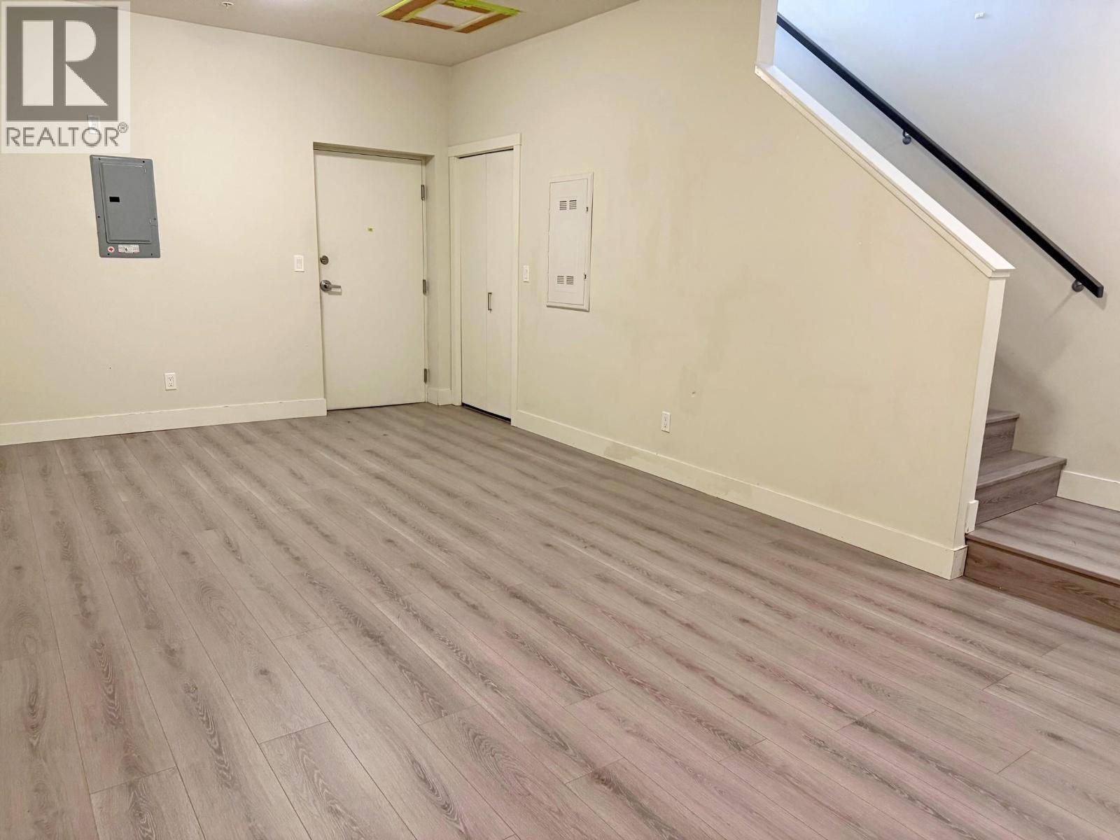 6180 Oak Street Property Photo 15