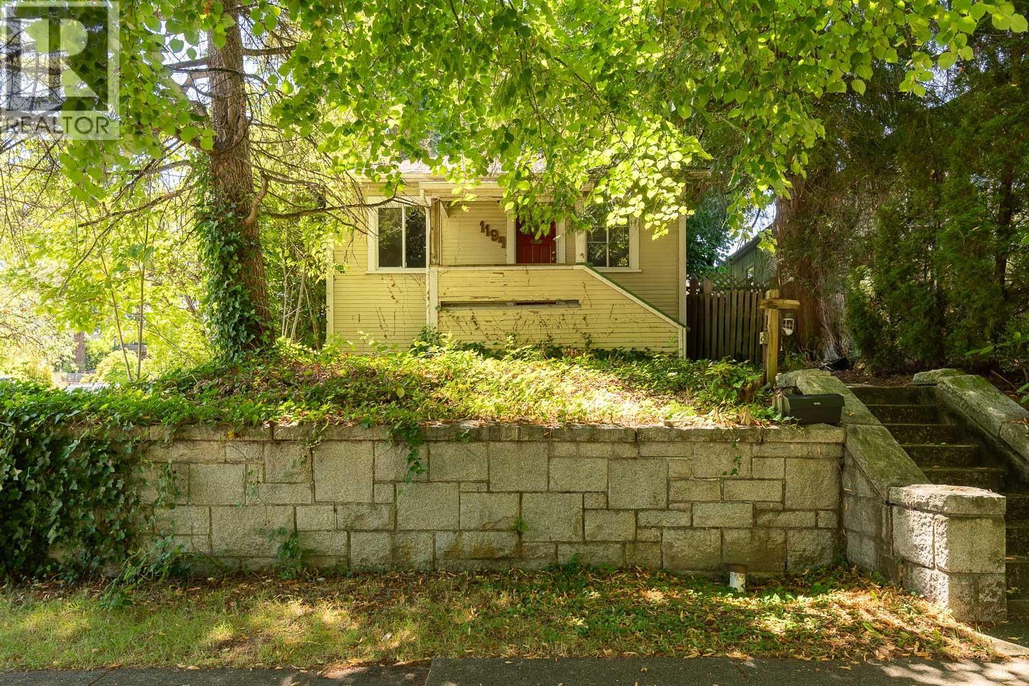 1194 E 18th Avenue Property Photo 2
