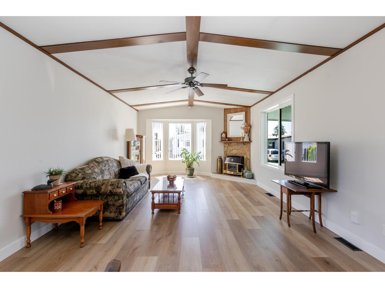 230 27111 0 Avenue Property Photo 6