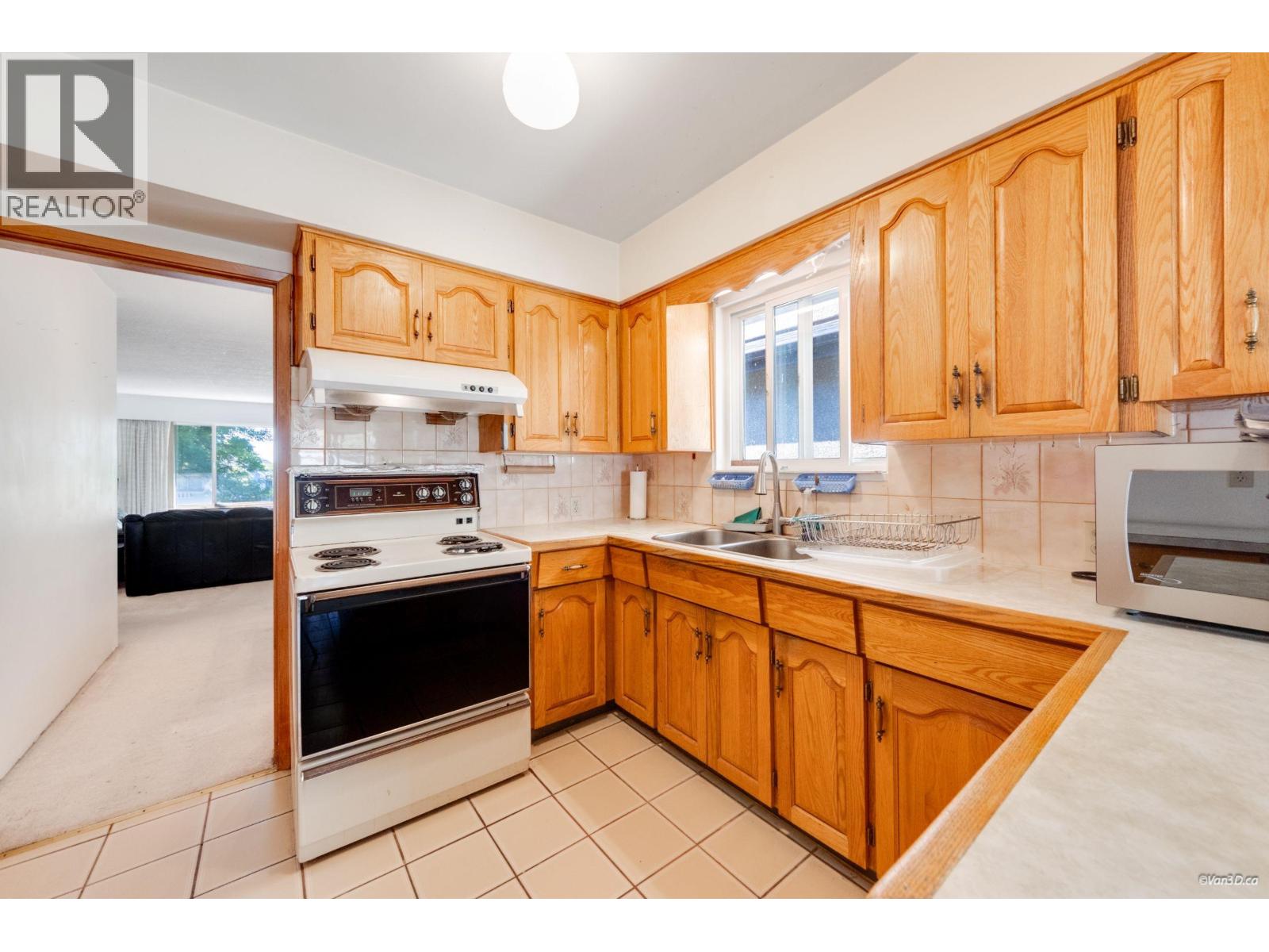 25 E 47th Avenue Property Photo 5