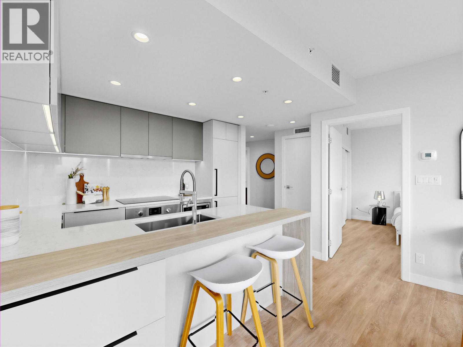 1909 567 Emerson Street Property Photo 4