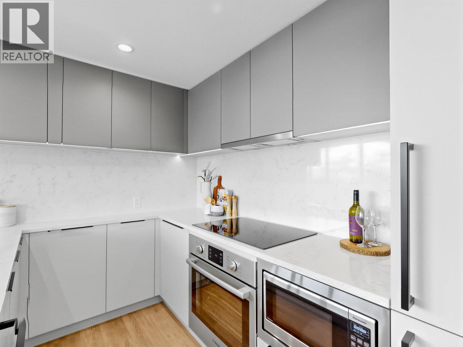1909 567 Emerson Street Property Photo 5