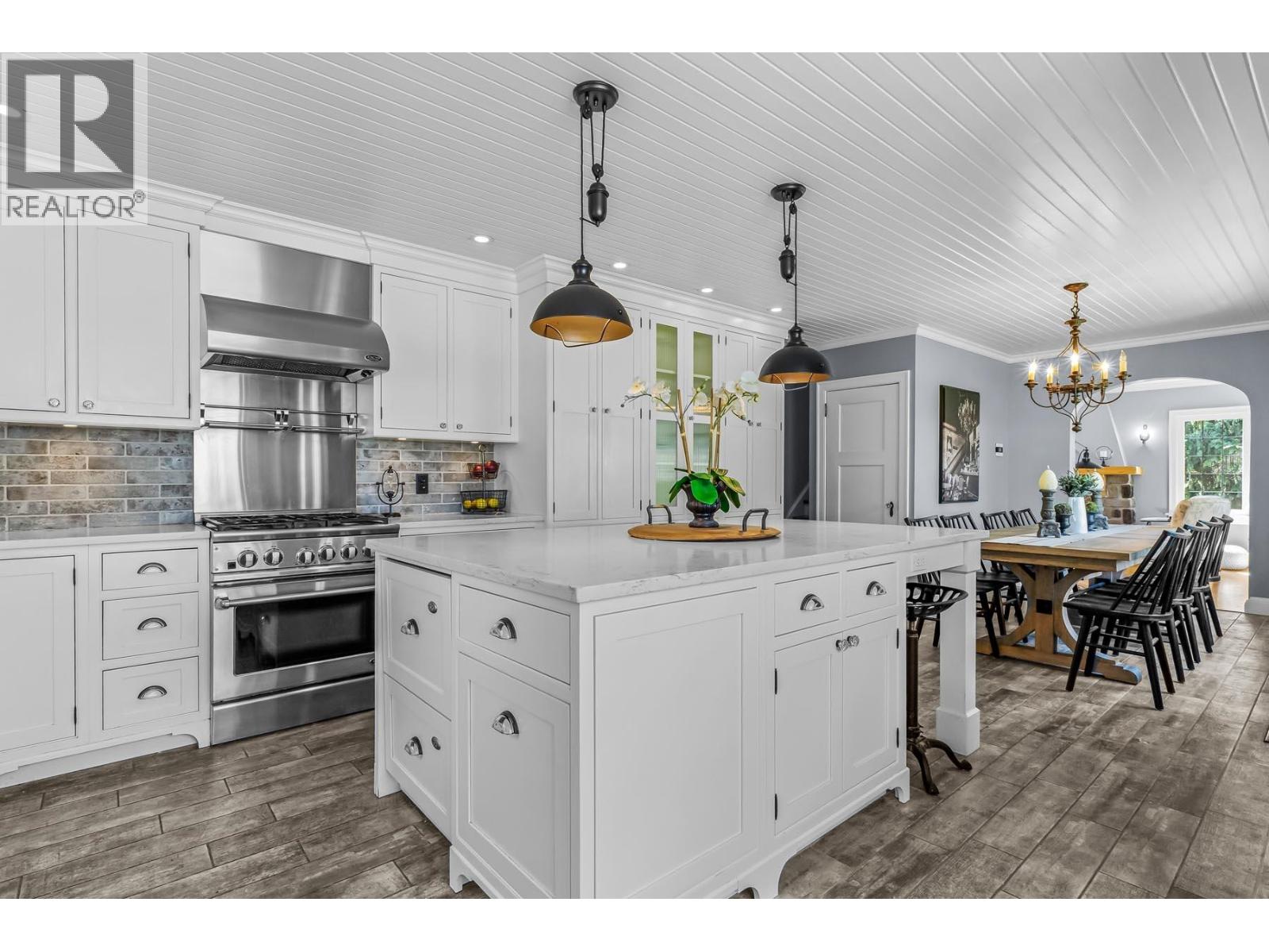 725 Fifth Street Property Photo 3
