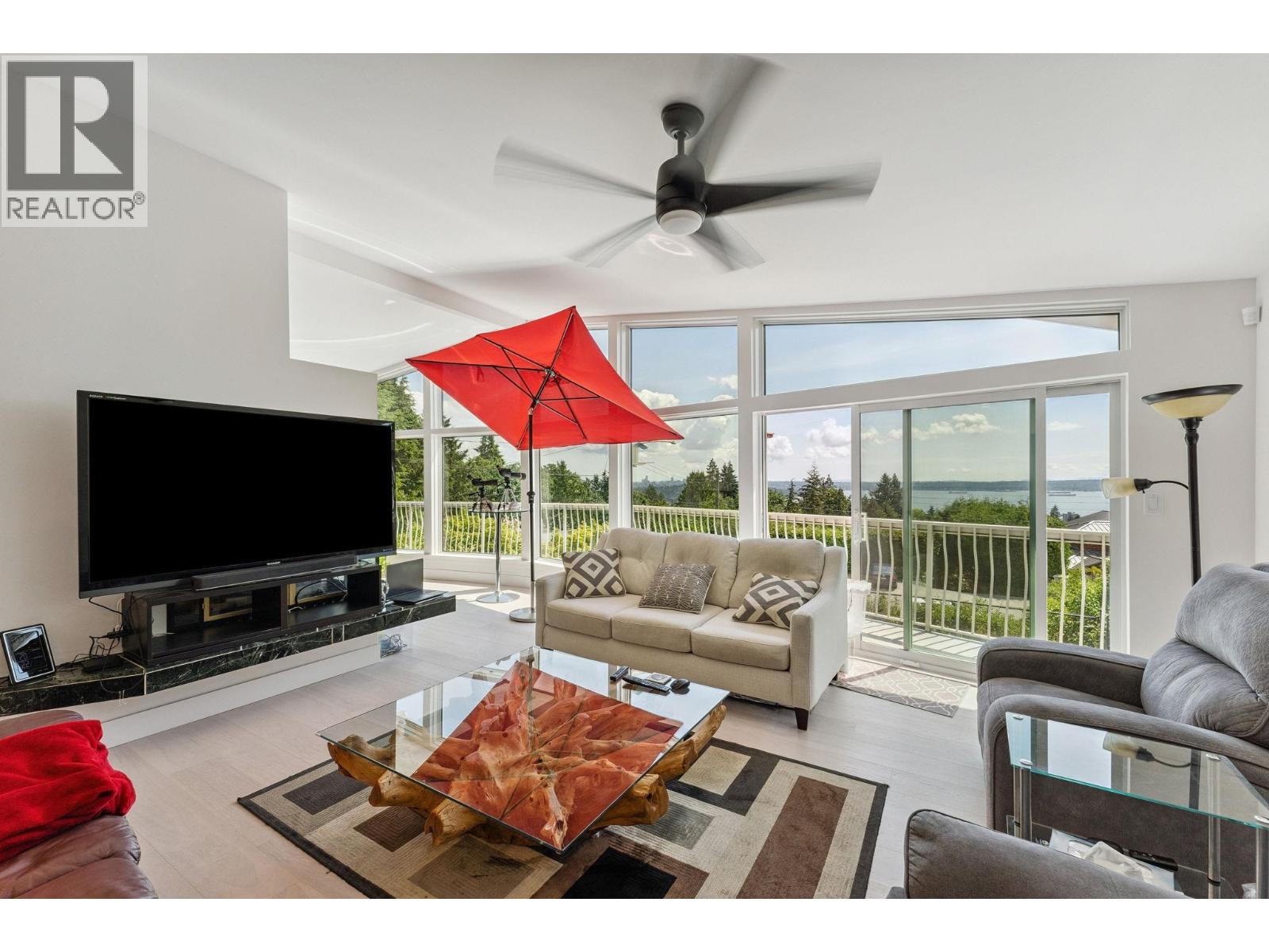 1725 Rosebery Avenue Property Photo 1