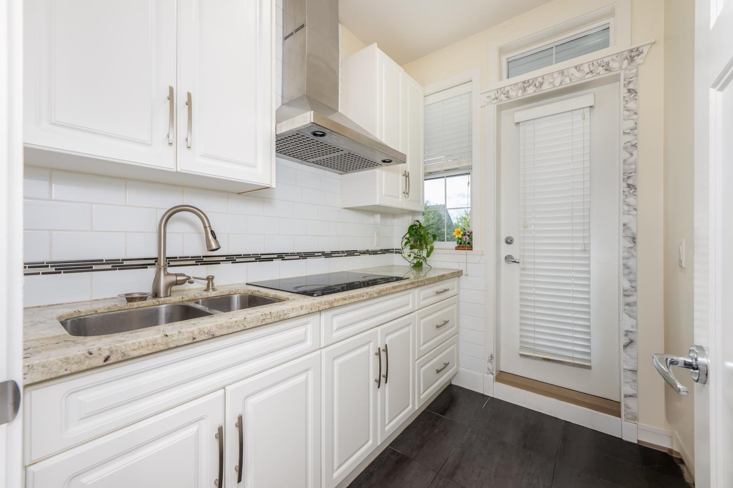 16148 28a Avenue Property Photo 9