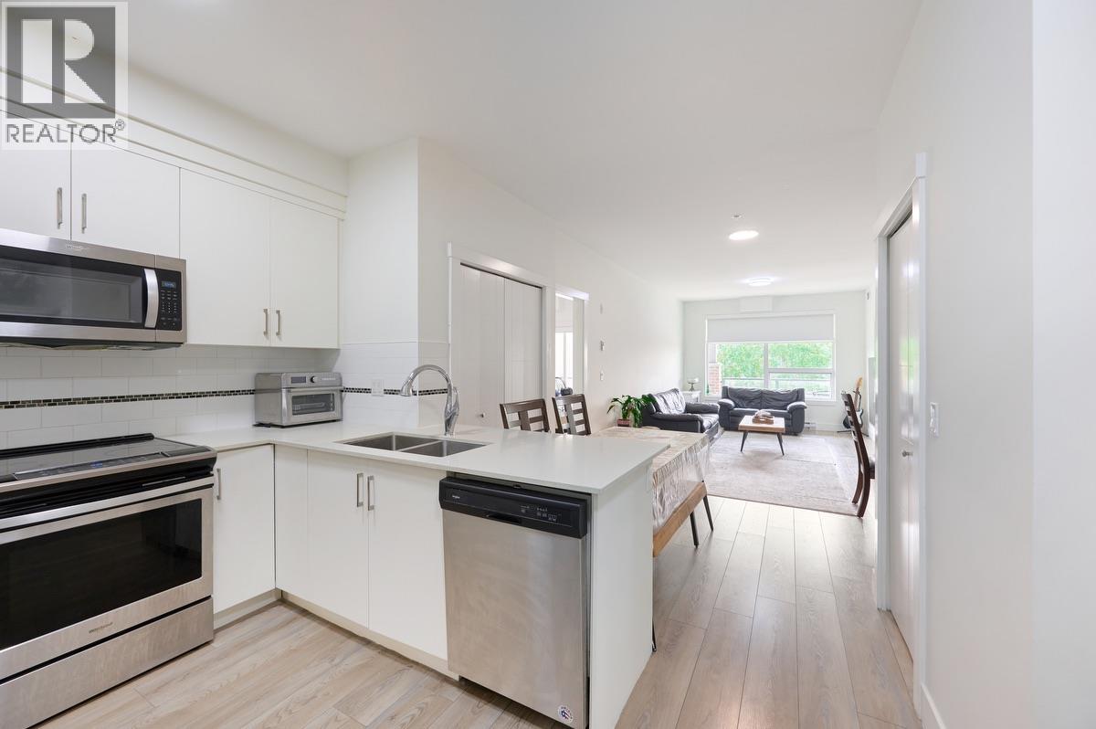 305 22577 Royal Crescent Property Photo 3
