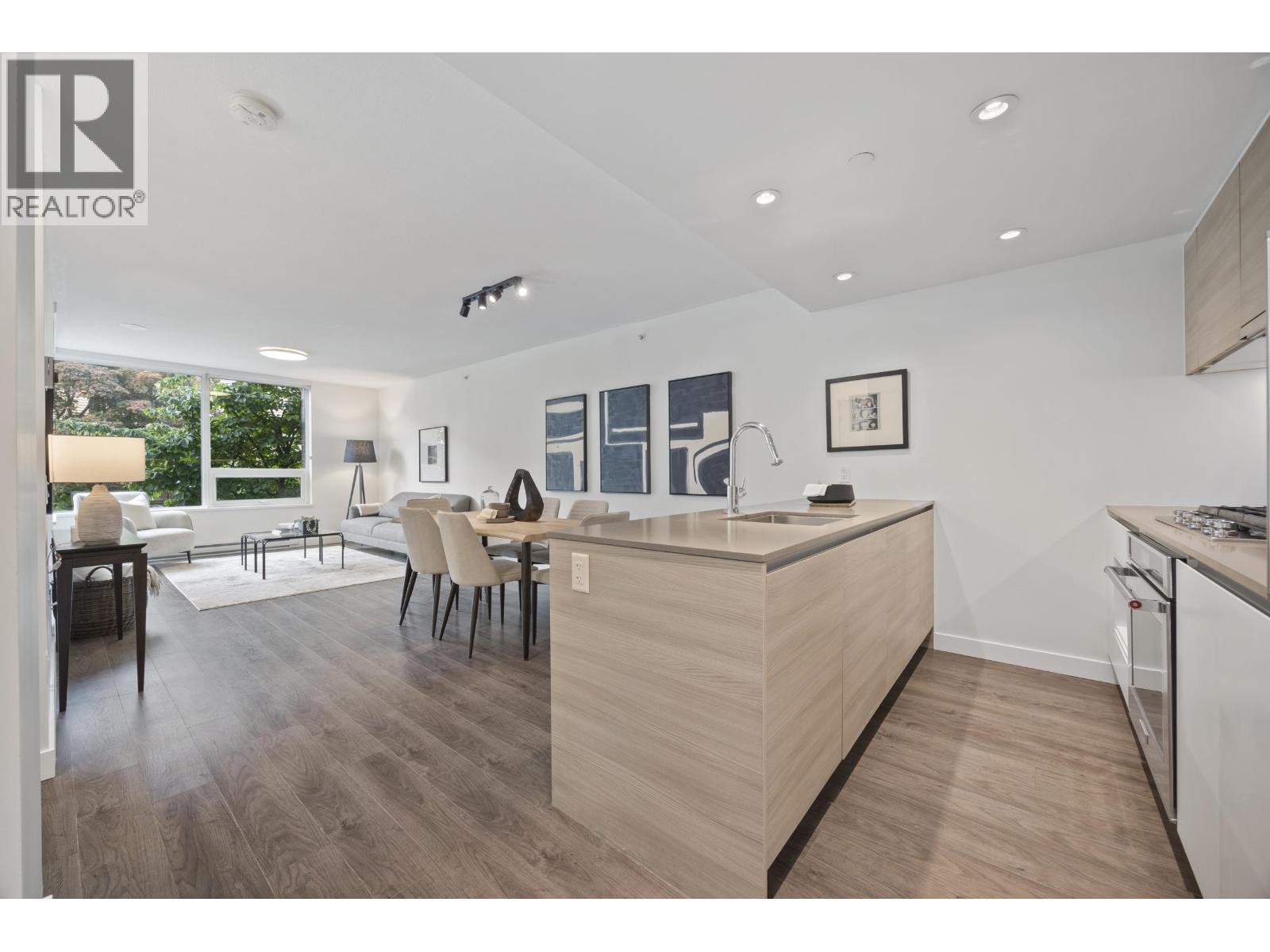 Th2 988 Quayside Drive Property Photo 1